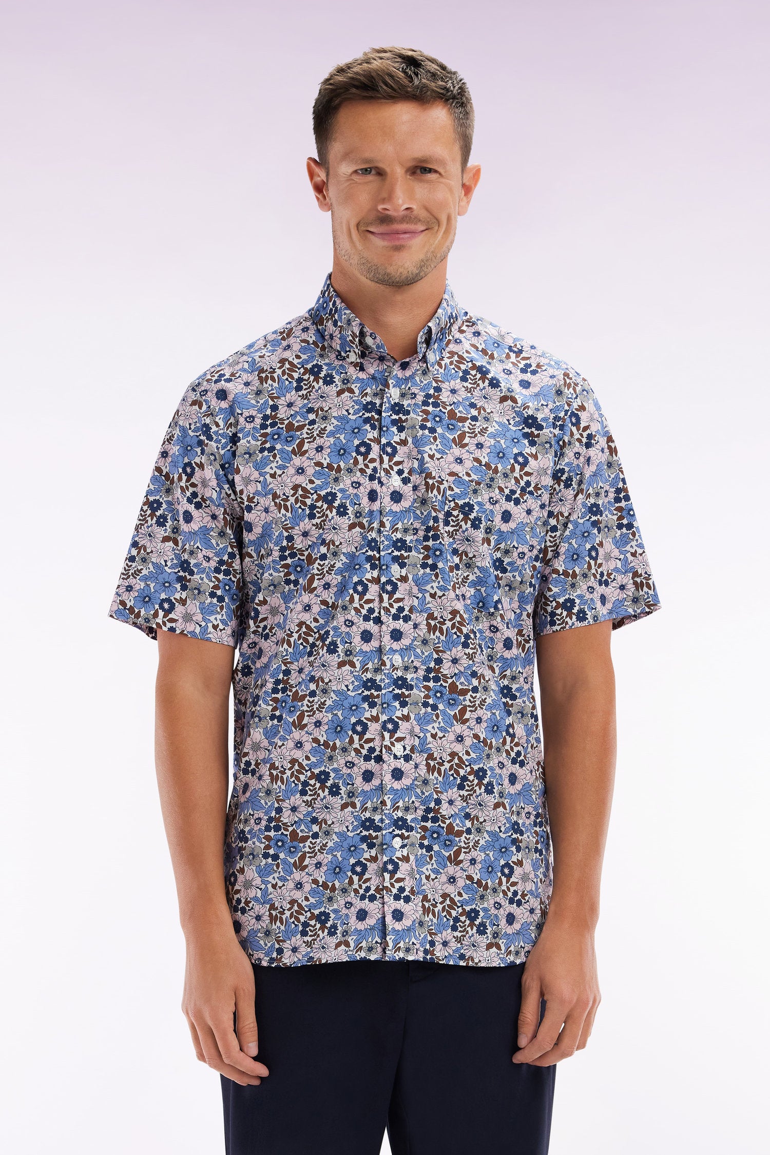 Chemise à manches courtes en popeline de coton bleue imprimé floral coupe droite