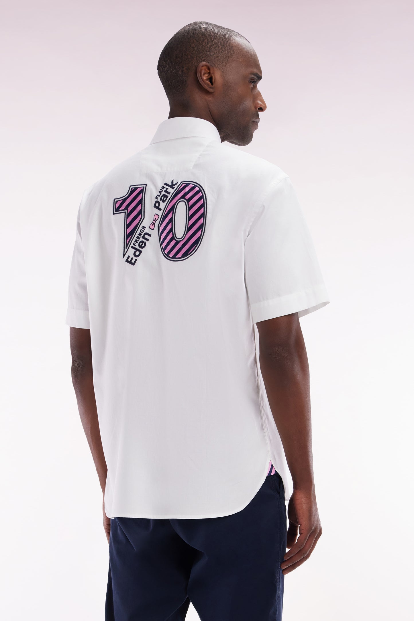 Straight short-sleeved white shirt in cotton with pink back embroidery