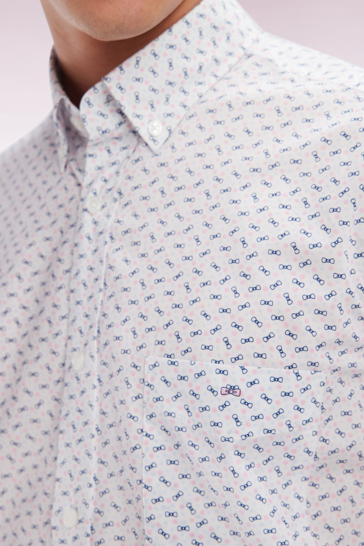 Straight short-sleeved shirt in ecru cotton poplin bow tie micropattern