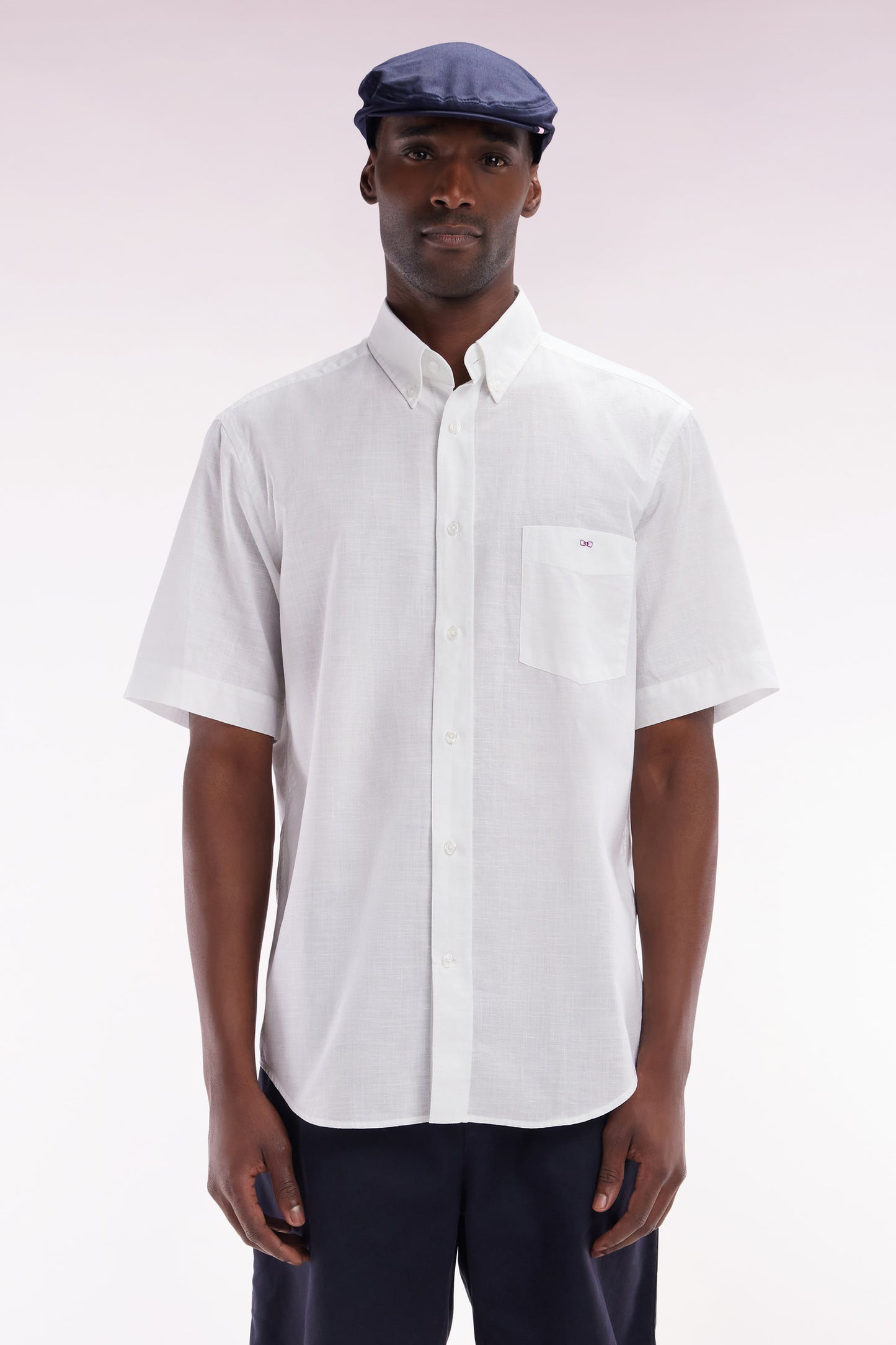 Straight short-sleeved white shirt in textured cotton