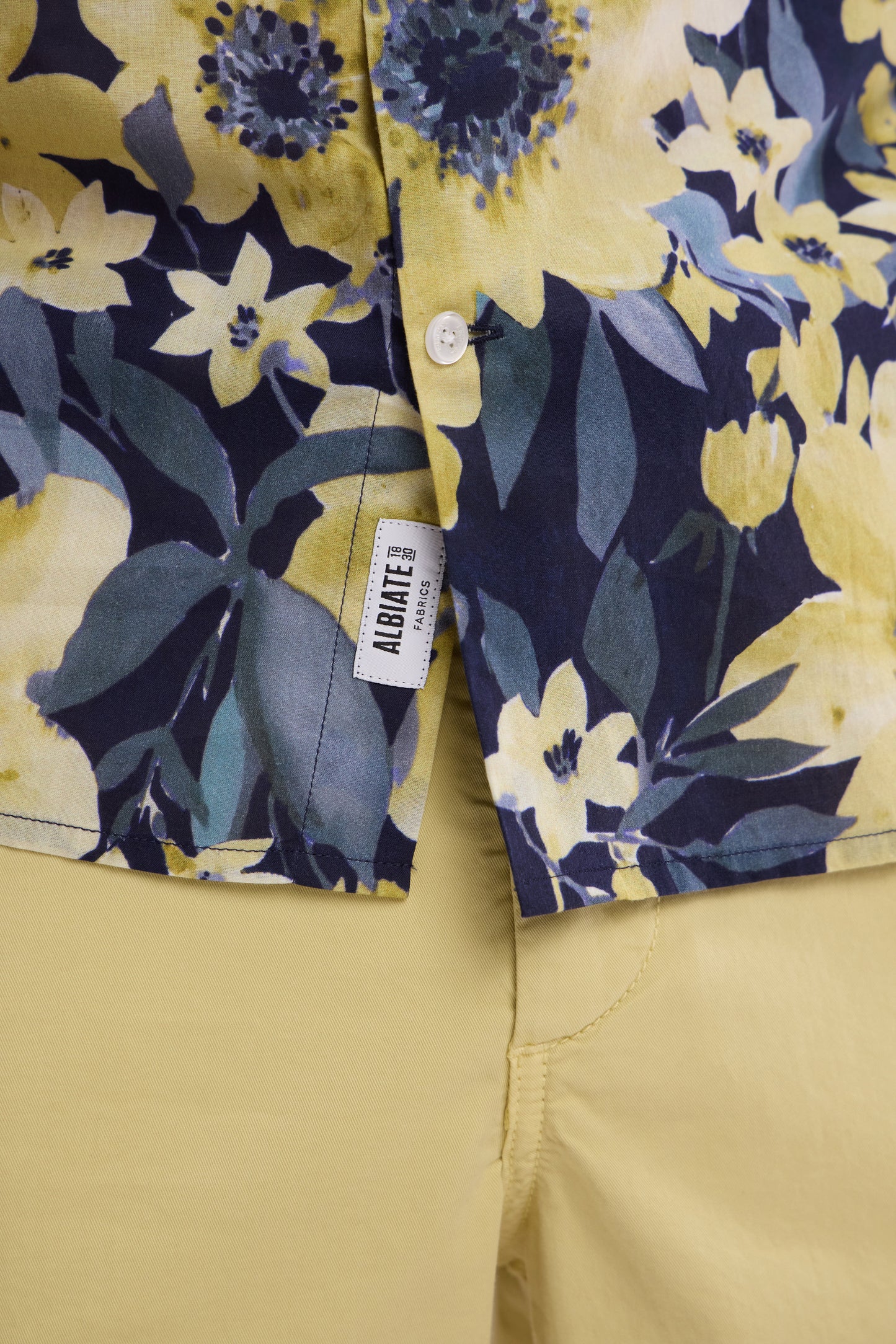 Straight short-sleeved navy shirt in cotton poplin yellow floral print