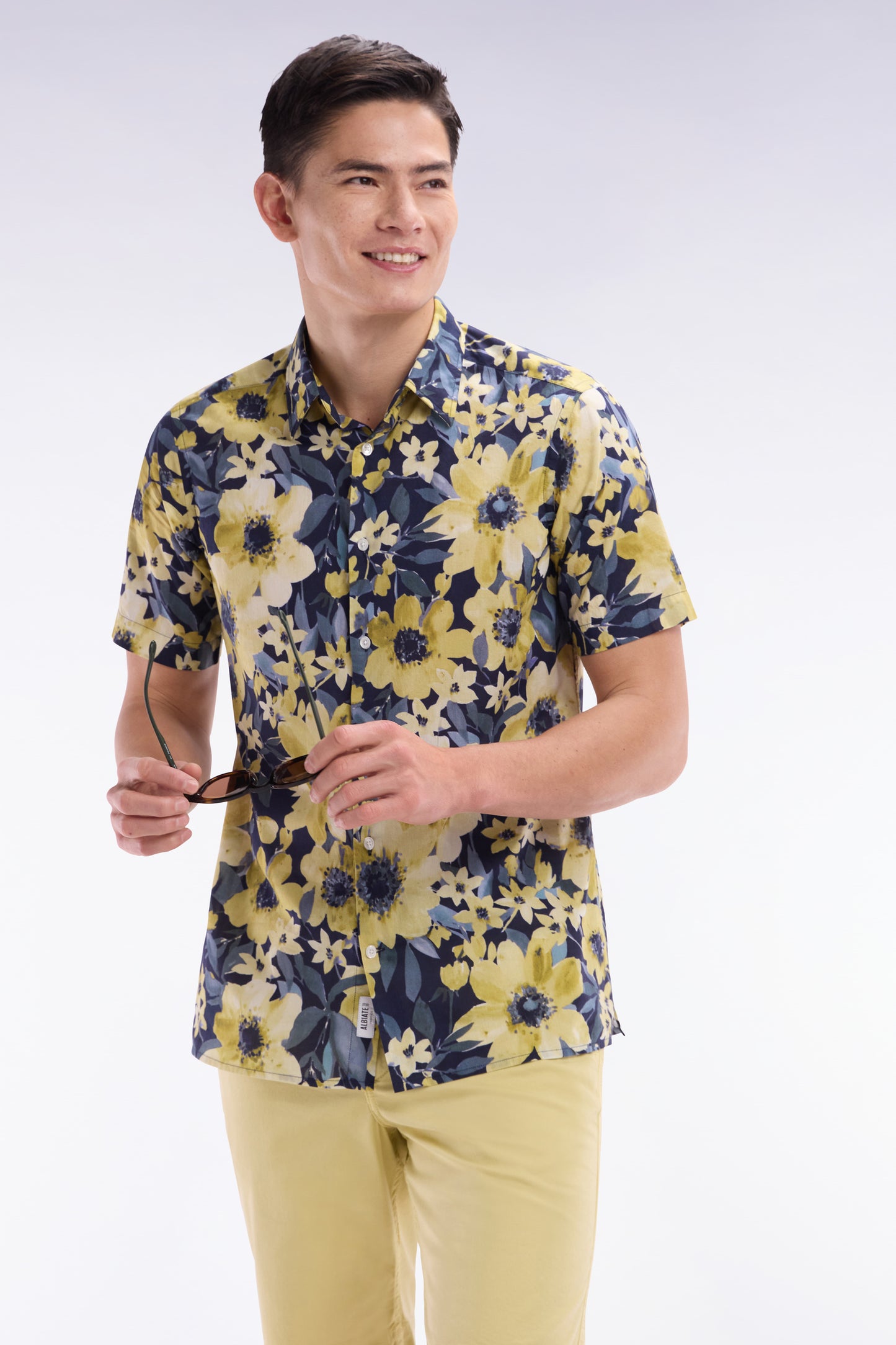 Straight short-sleeved navy shirt in cotton poplin yellow floral print