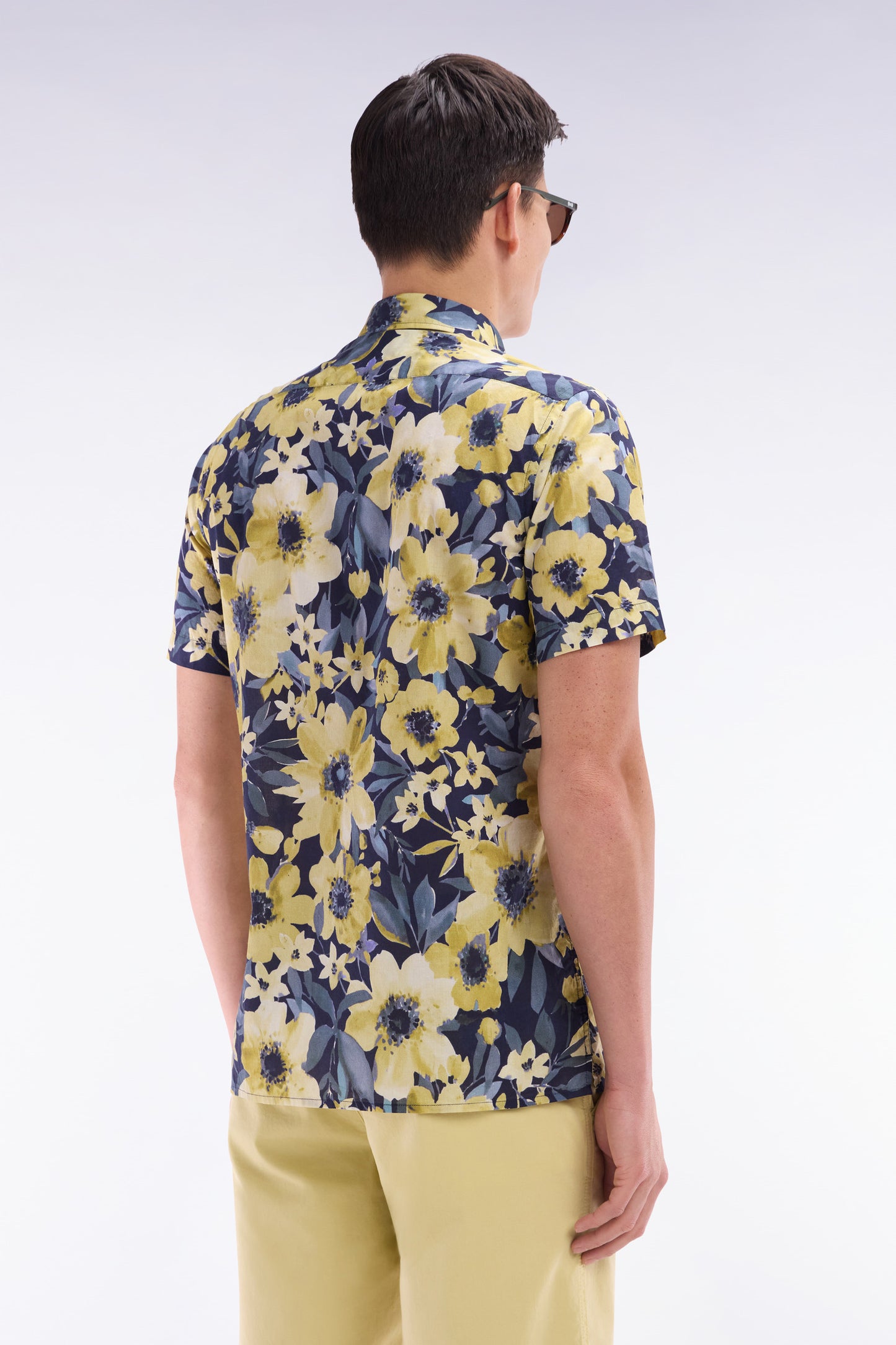 Straight short-sleeved navy shirt in cotton poplin yellow floral print