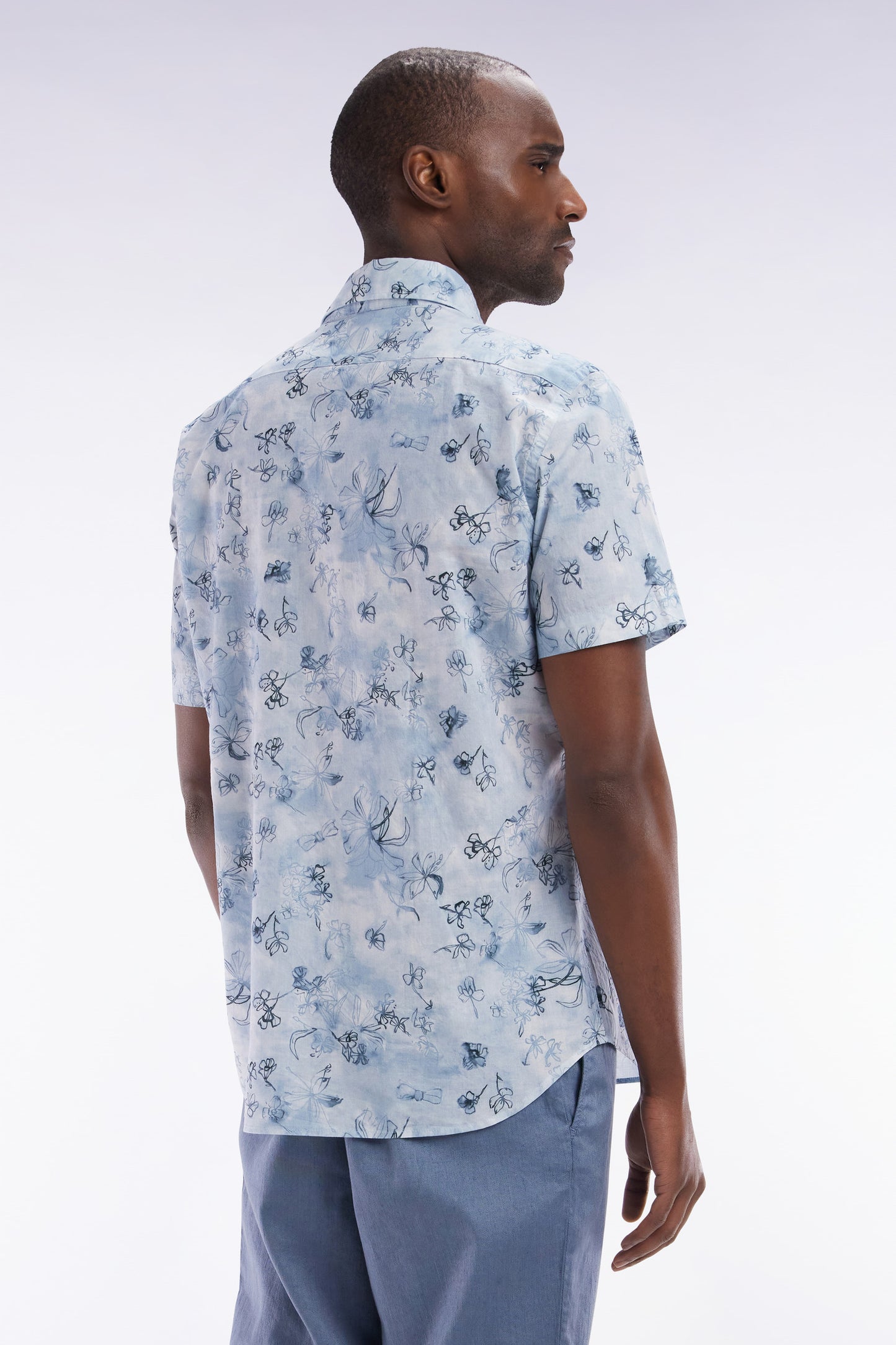 Slim-fit short-sleeved shirt in blue-grey cotton with a floral print