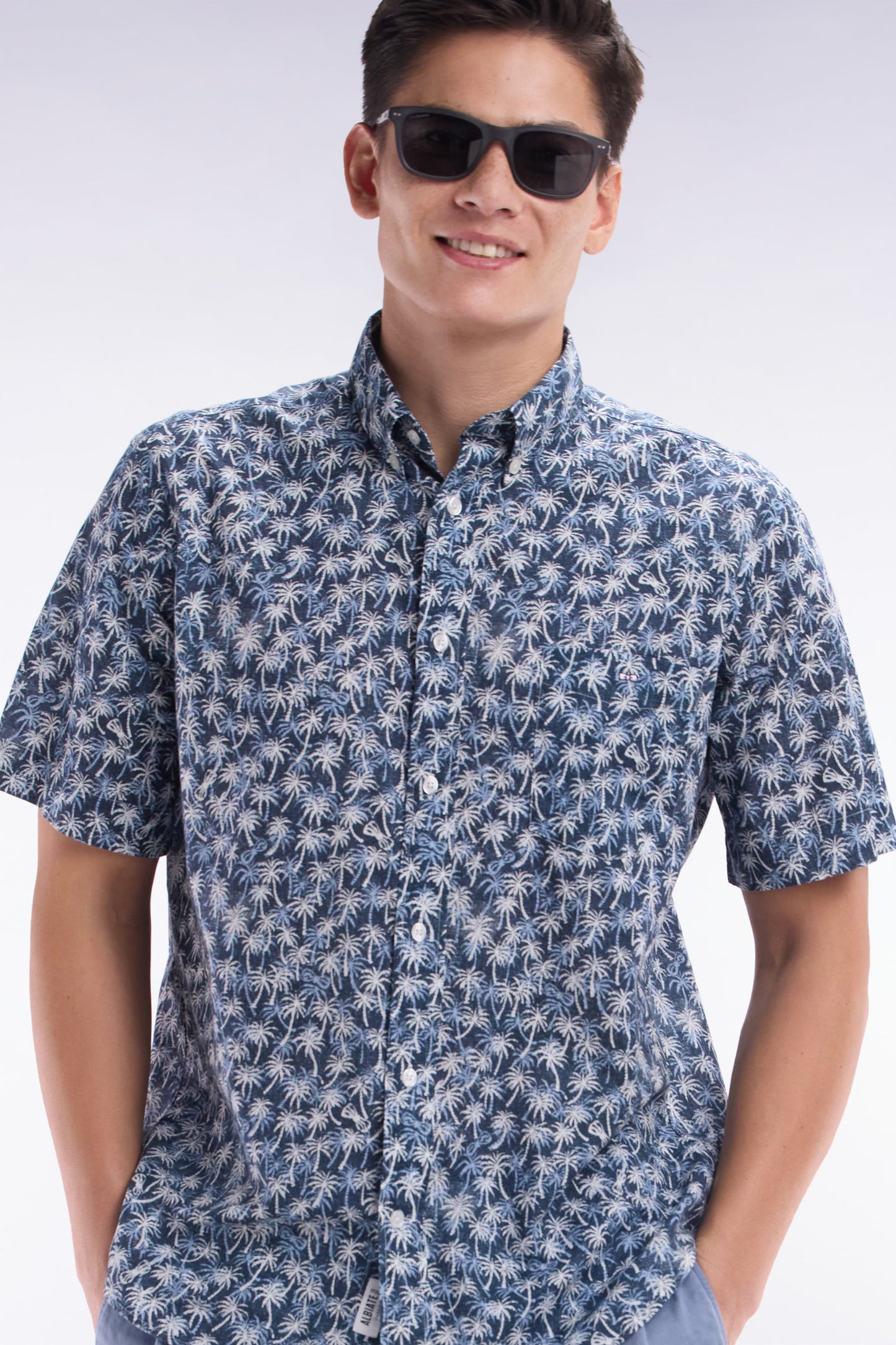 Straight-fit short-sleeved navy cotton shirt with palm tree microprint