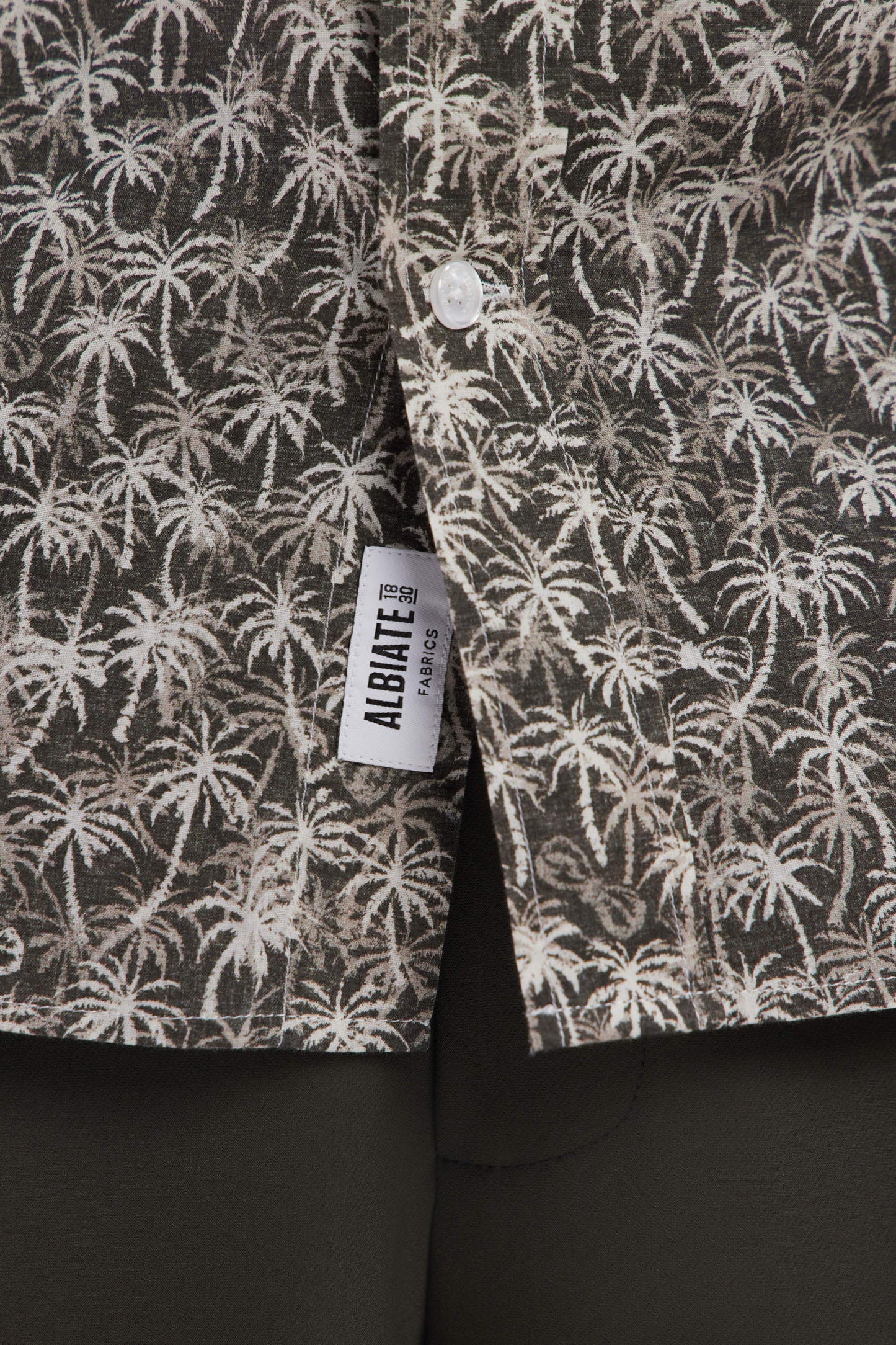 Straight-fit short-sleeved khaki cotton shirt with palm tree microprint