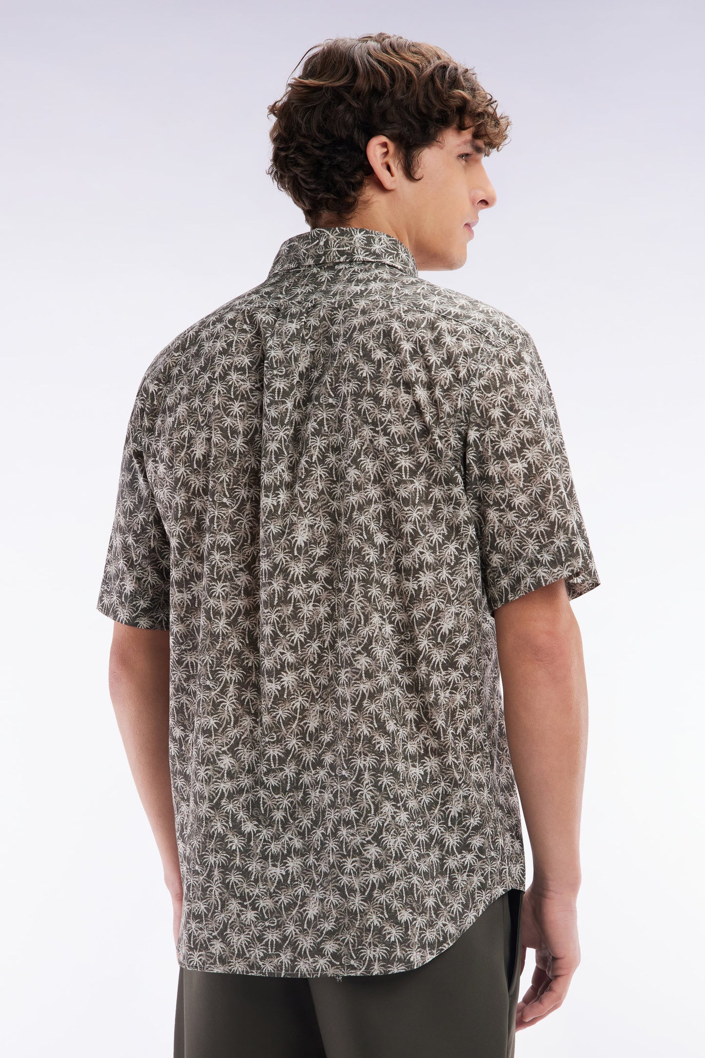 Straight-fit short-sleeved khaki cotton shirt with palm tree microprint