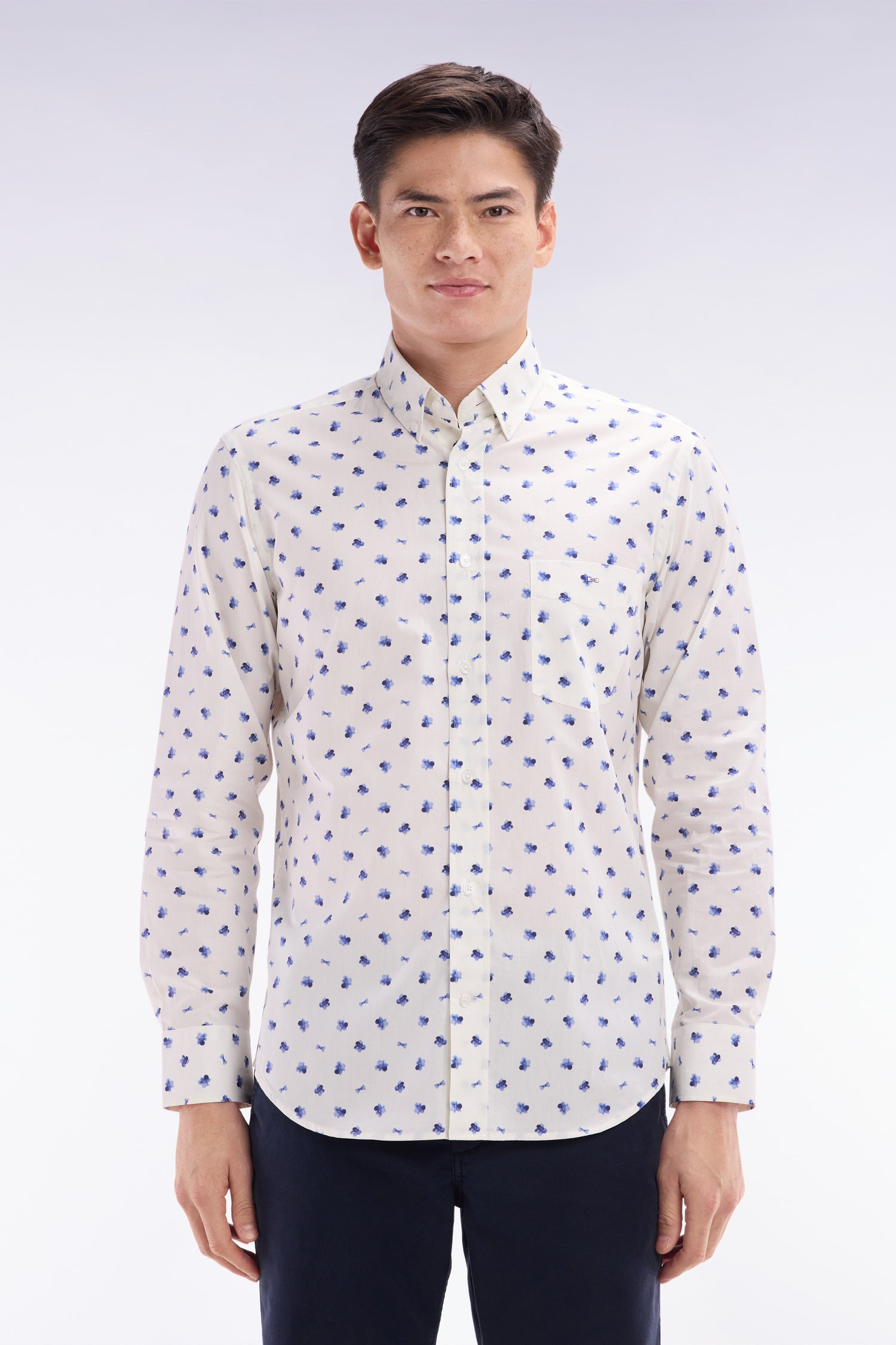 Chemise à micromotifs nœuds marine en coton écru coupe droite