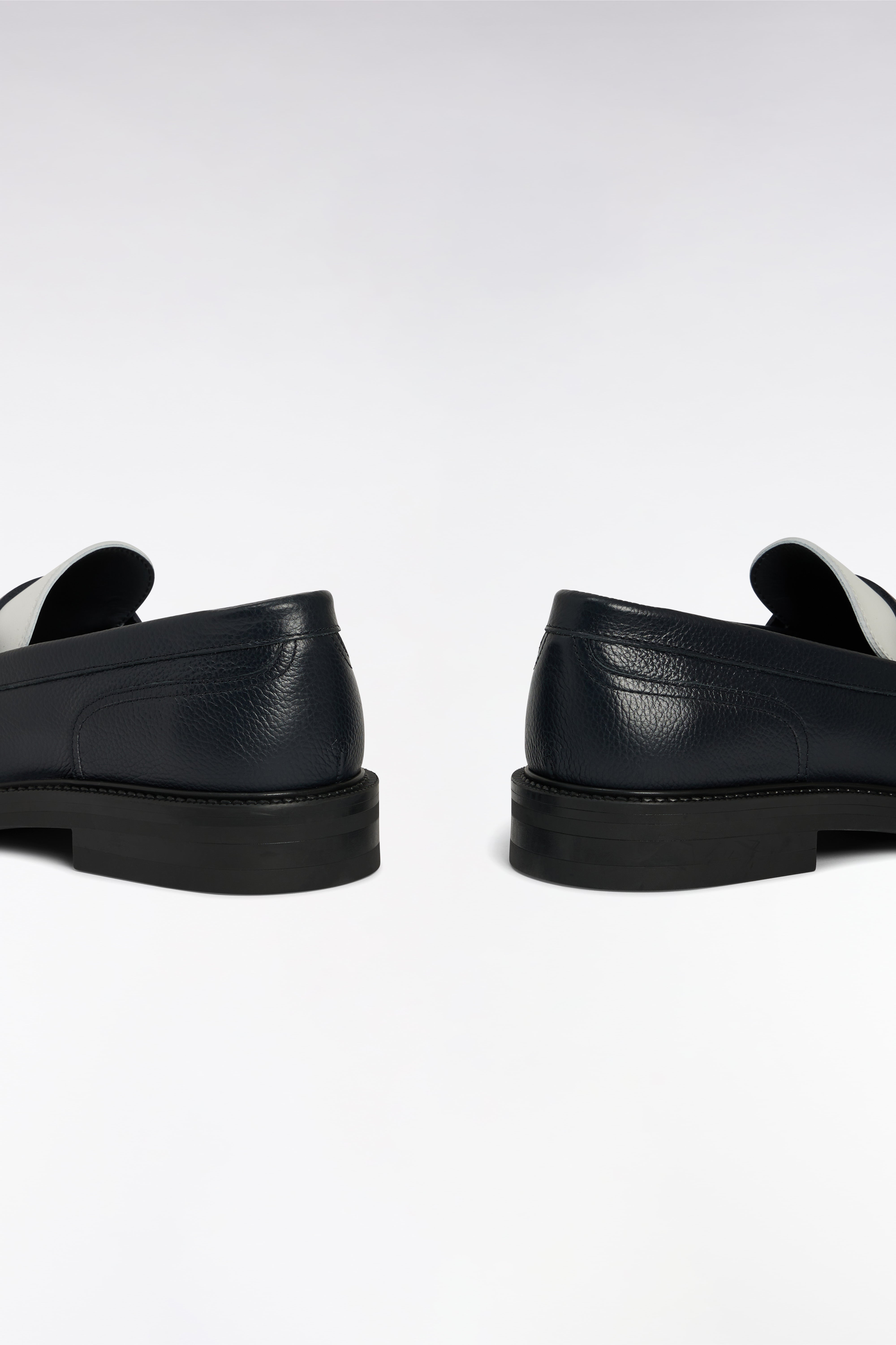 Mocassins bicolores en cuir grainé bleu marine et blanc
