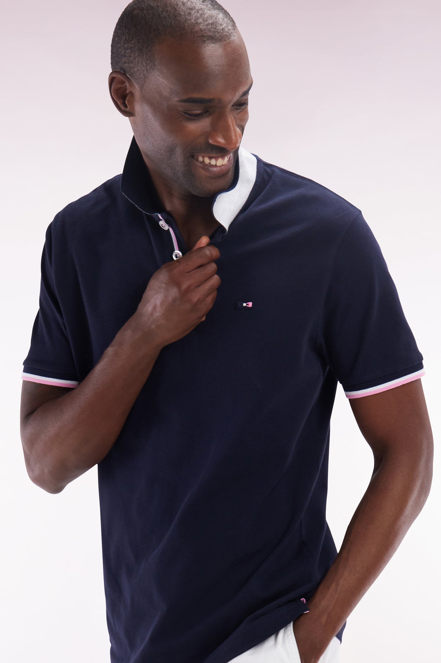 Straight-fit short-sleeved polo shirt in navy cotton with contrasting collar