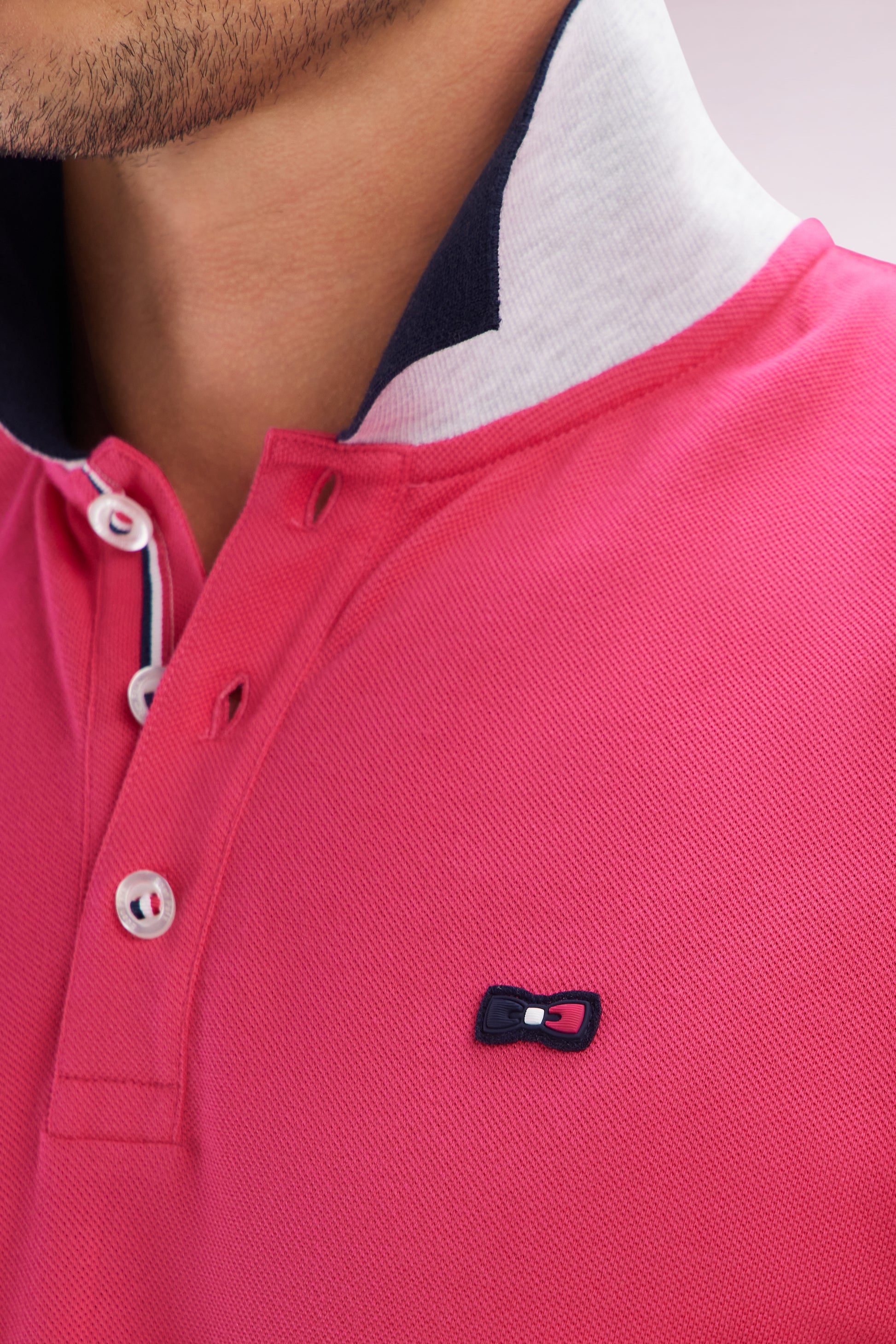 Polo à manches courtes en coton fuchsia col contrasté coupe droite