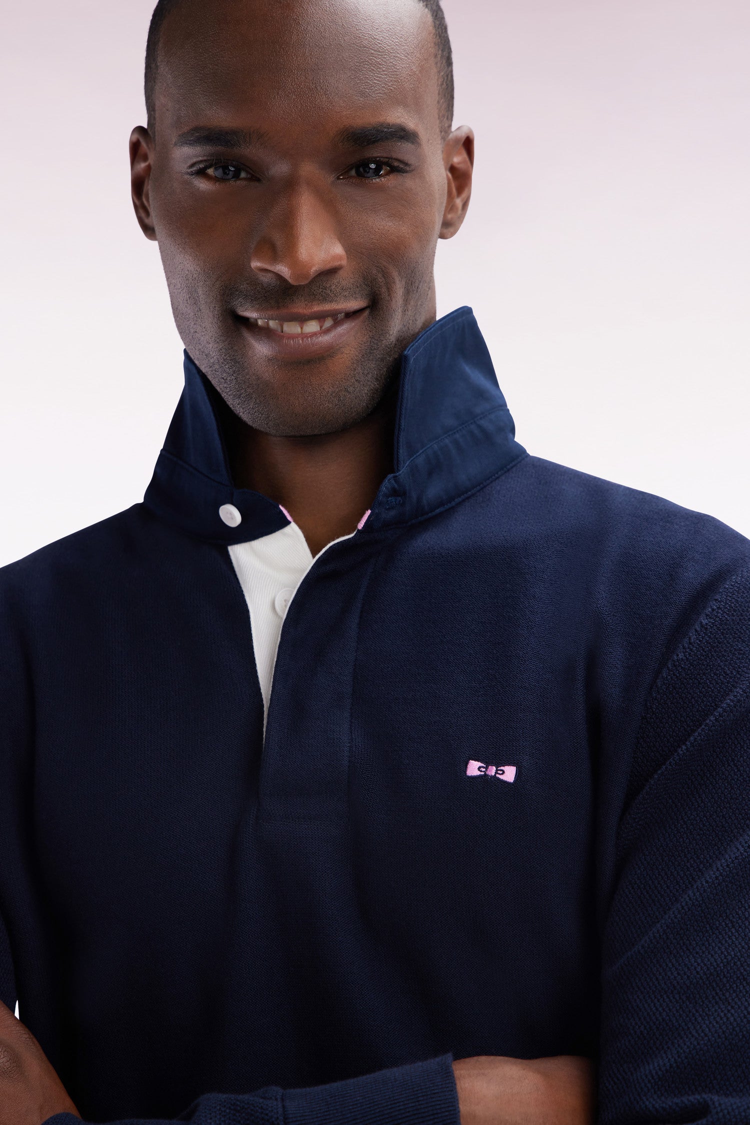 Pullover Rugbykragen aus Baumwolle Marineblau Rückenstickerei Schleife eingefasst gerade Passform