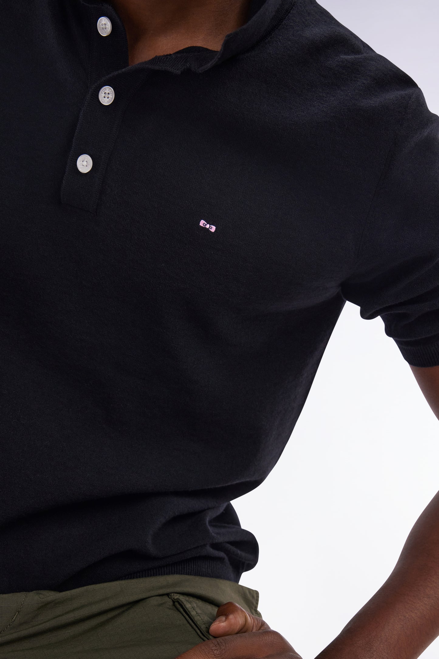 Straight-fit sleeveless black polo collar jumper