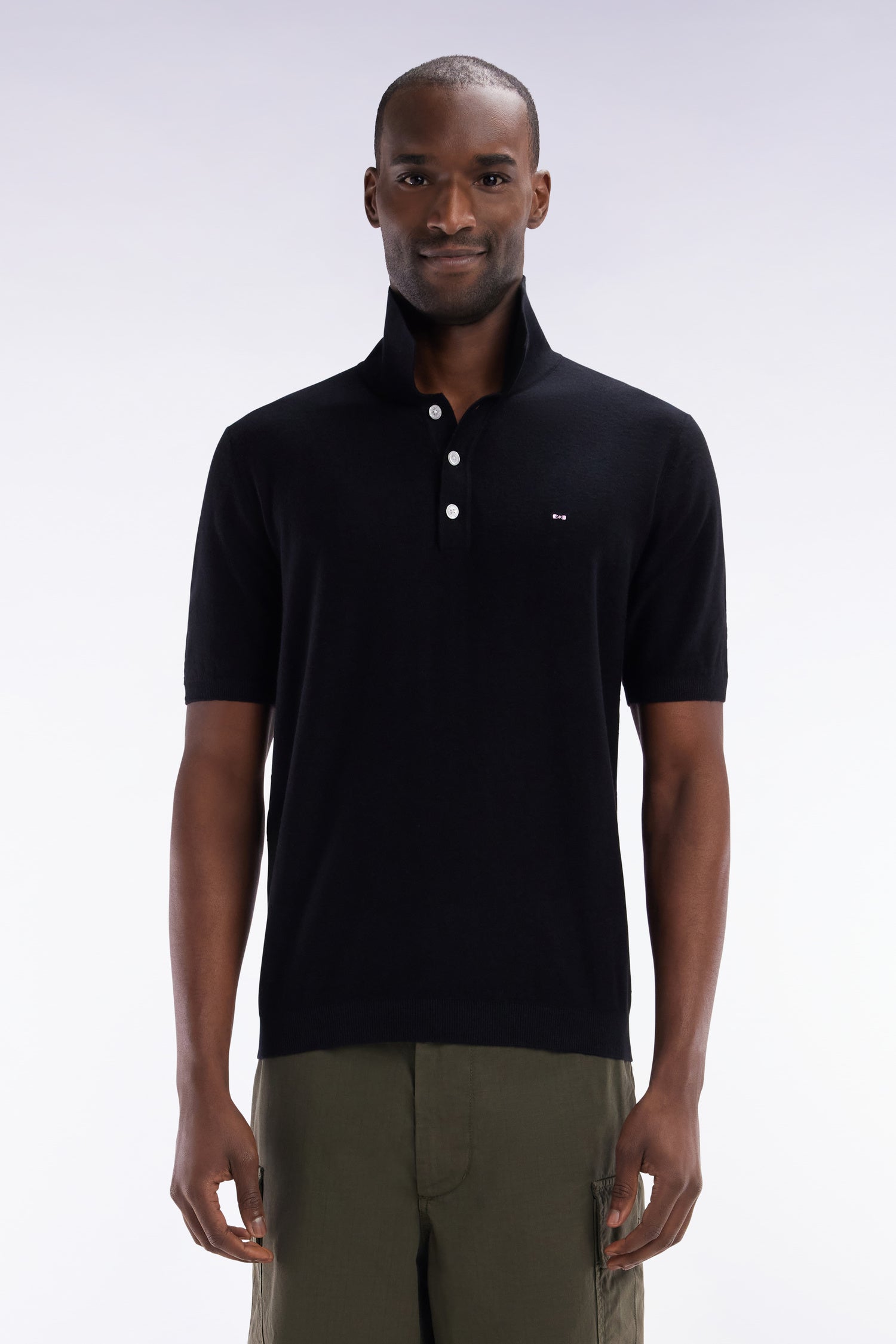 jersey sin mangas con cuello polo negro corte recto