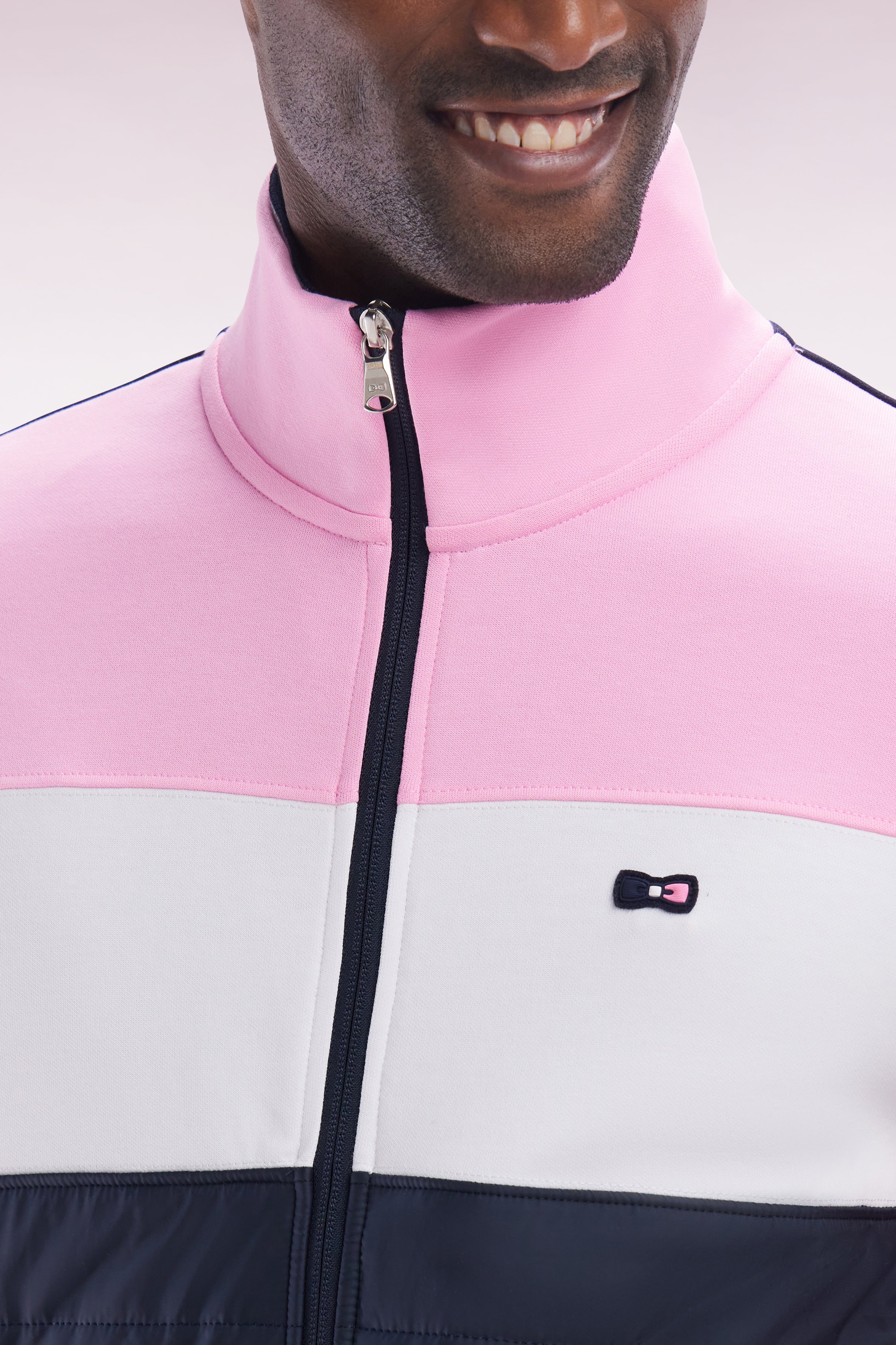 Sweatshirt zippé bimatière en molleton coton stretch rose parmenture matelassée coupe droite