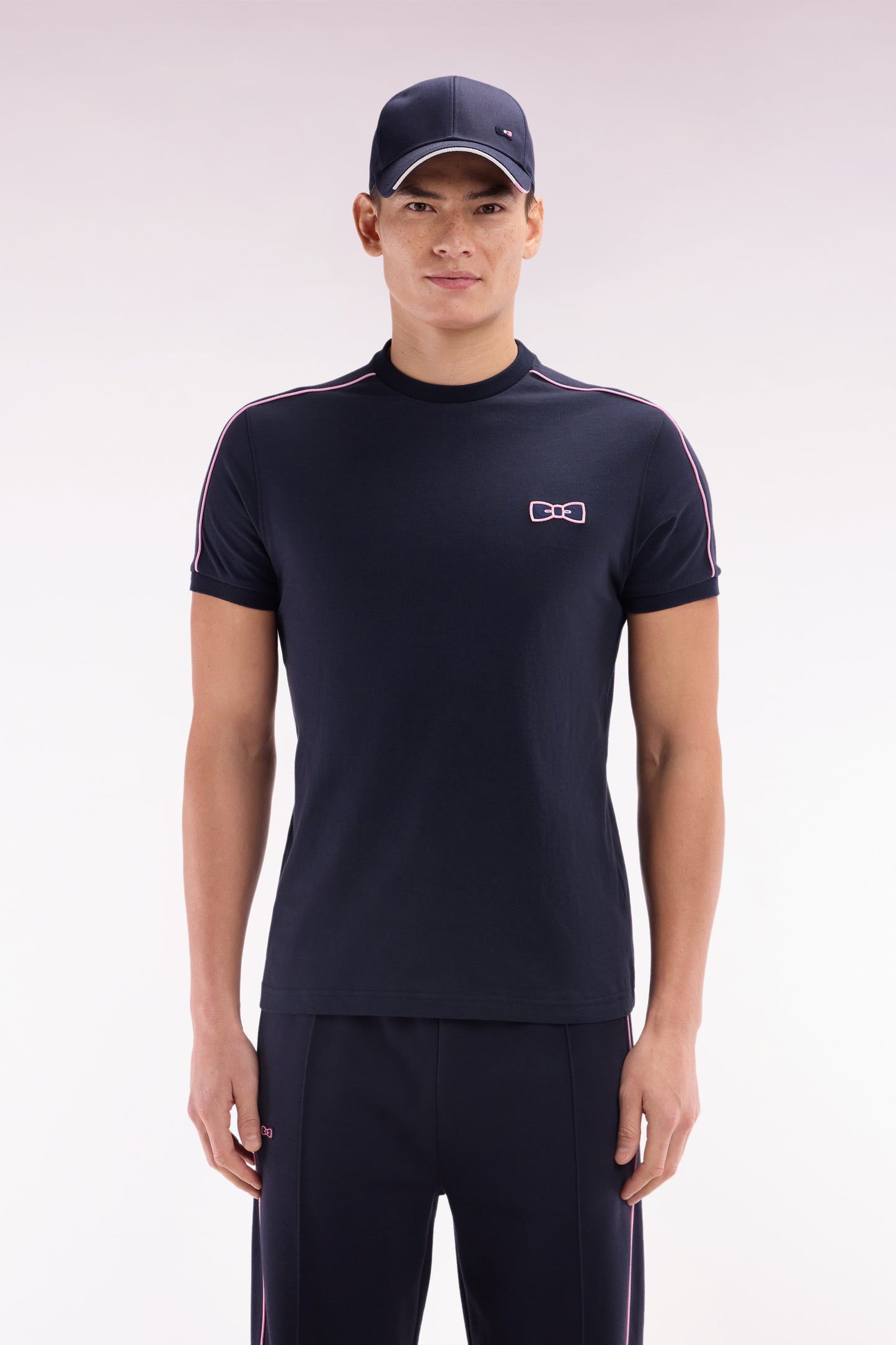 Straight-fit navy cotton T-shirt with pink piping and pink embroidery