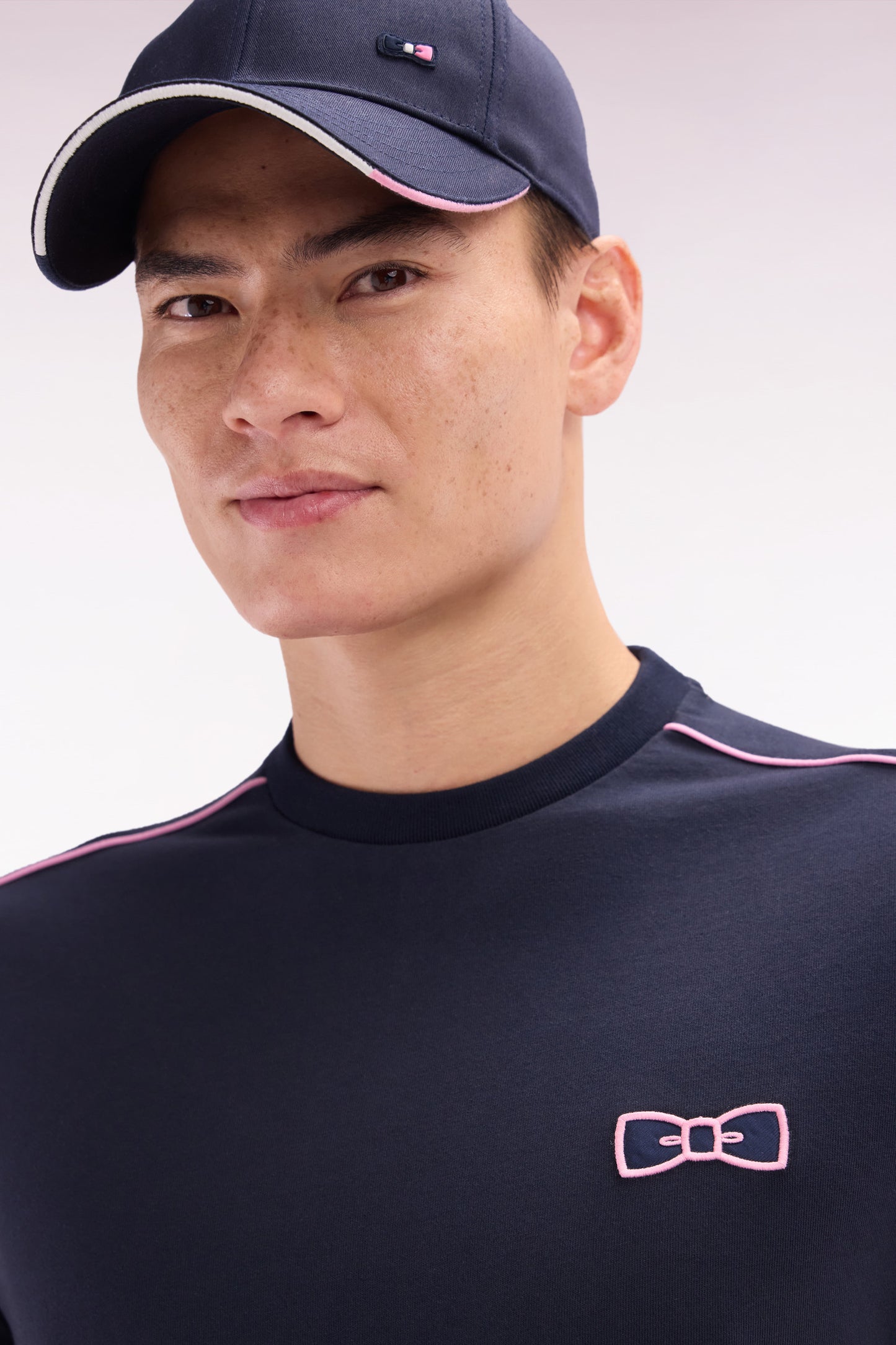 Straight-fit navy cotton T-shirt with pink piping and pink embroidery