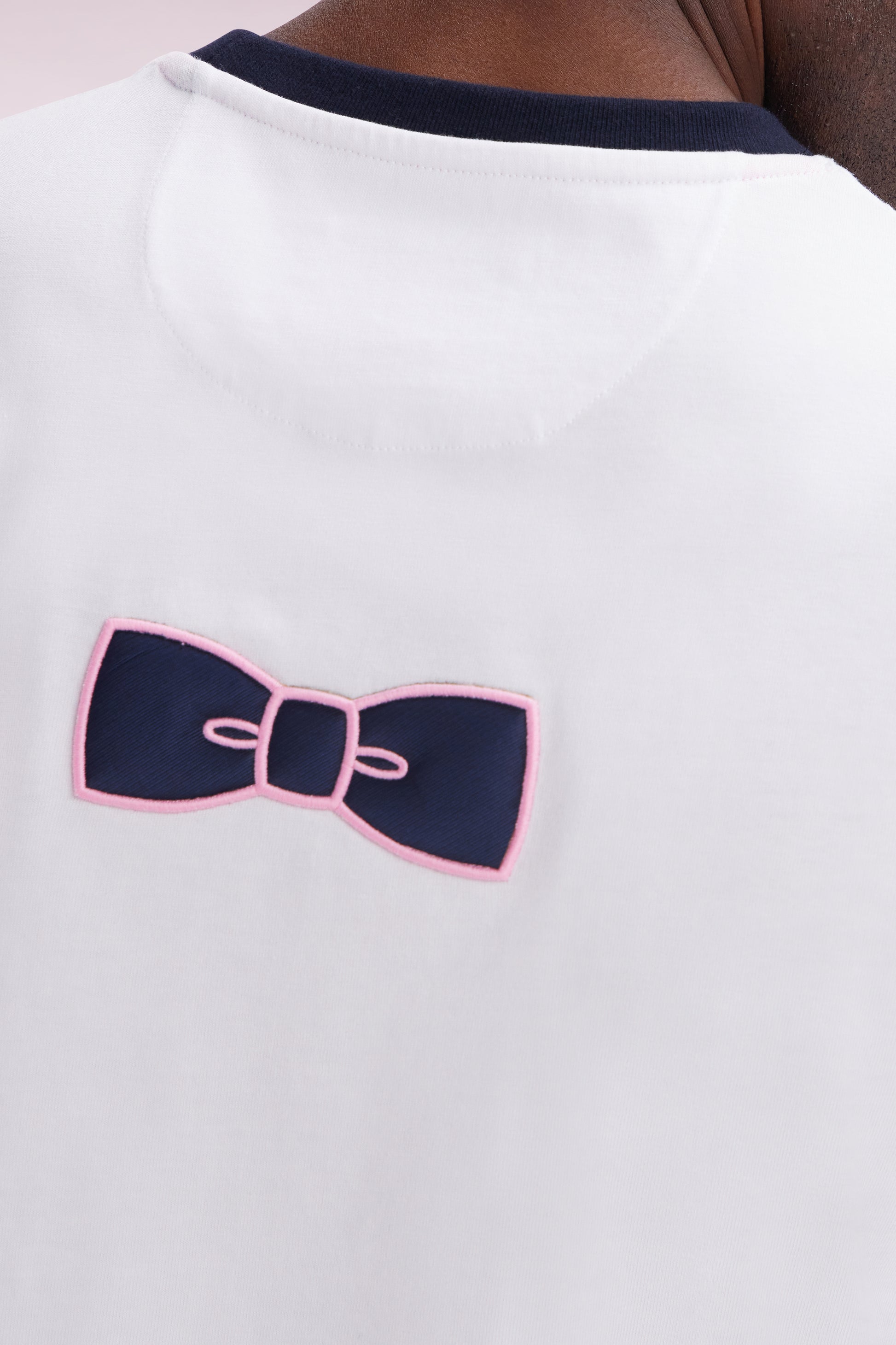 T-shirt en coton blanc broderie et badge nœud papillon coupe droite