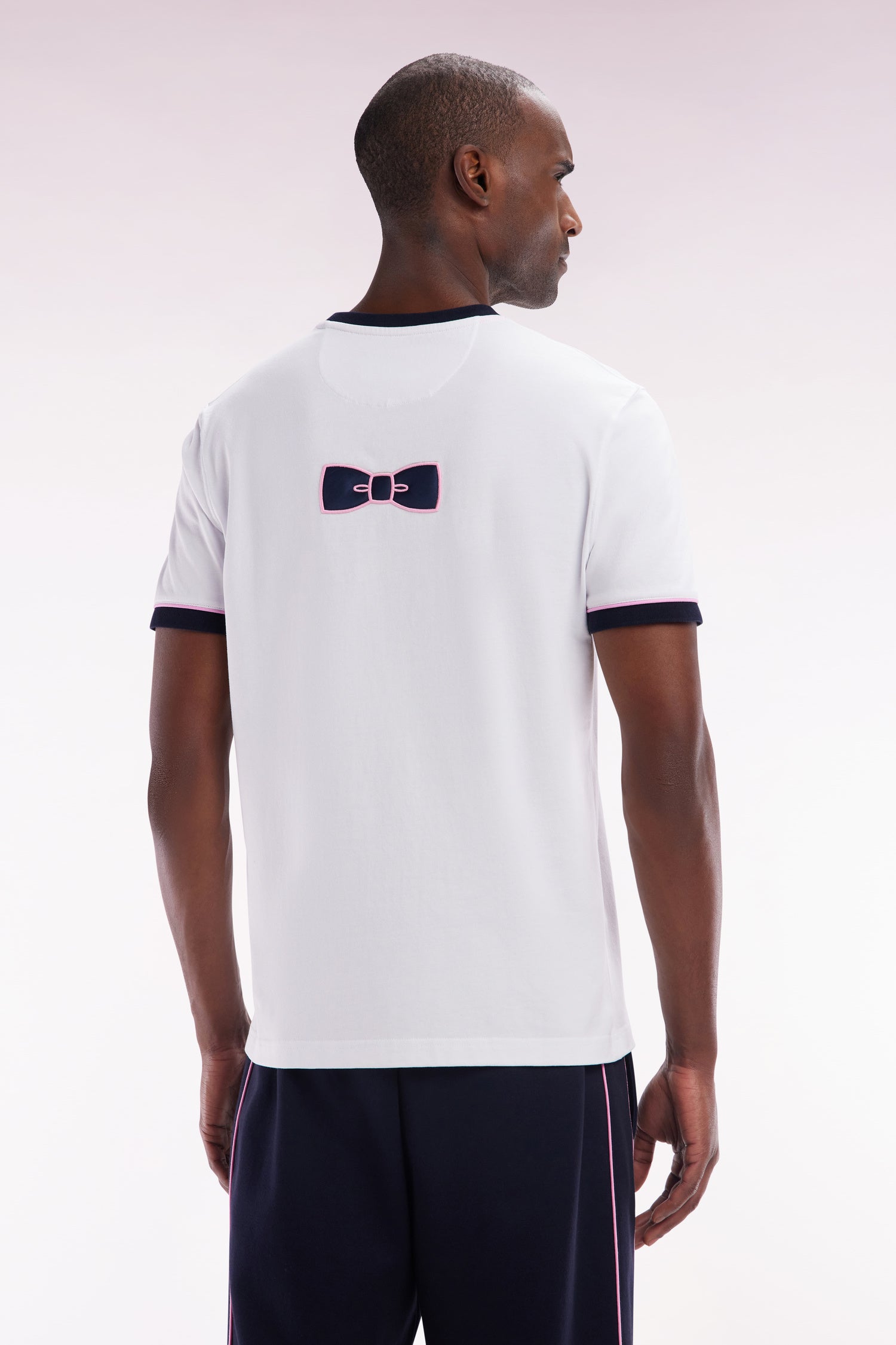 T-shirt en coton blanc broderie et badge nœud papillon coupe droite
