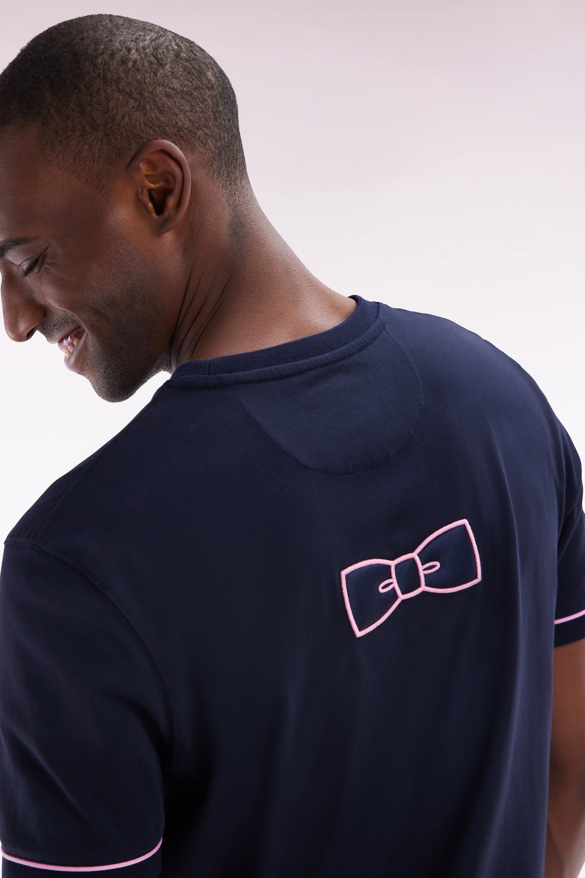 T-shirt en coton marine broderie et badge nœud papillon coupe droite
