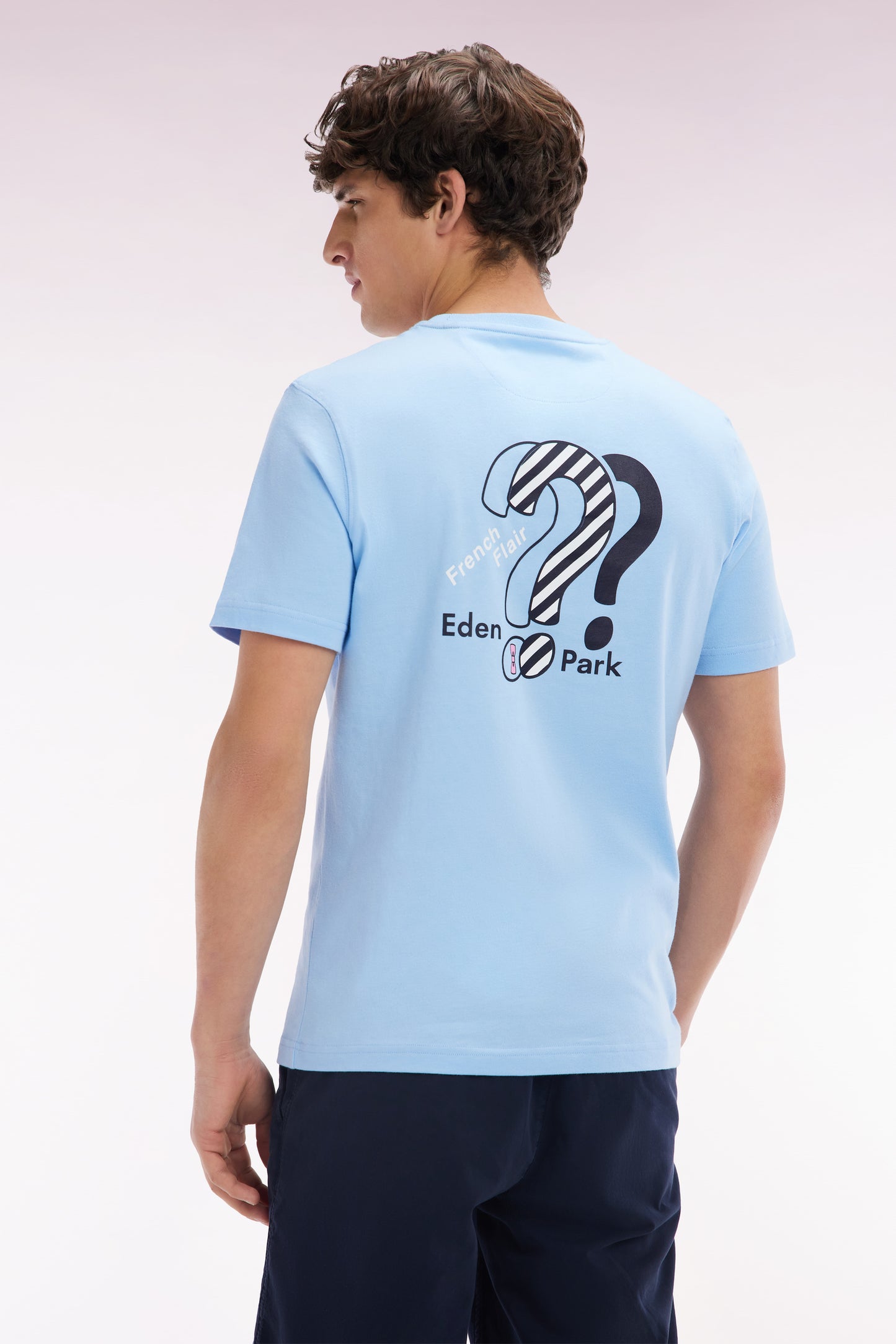 T-shirt in sky cotton with embroidery on hooped back, straight cut
