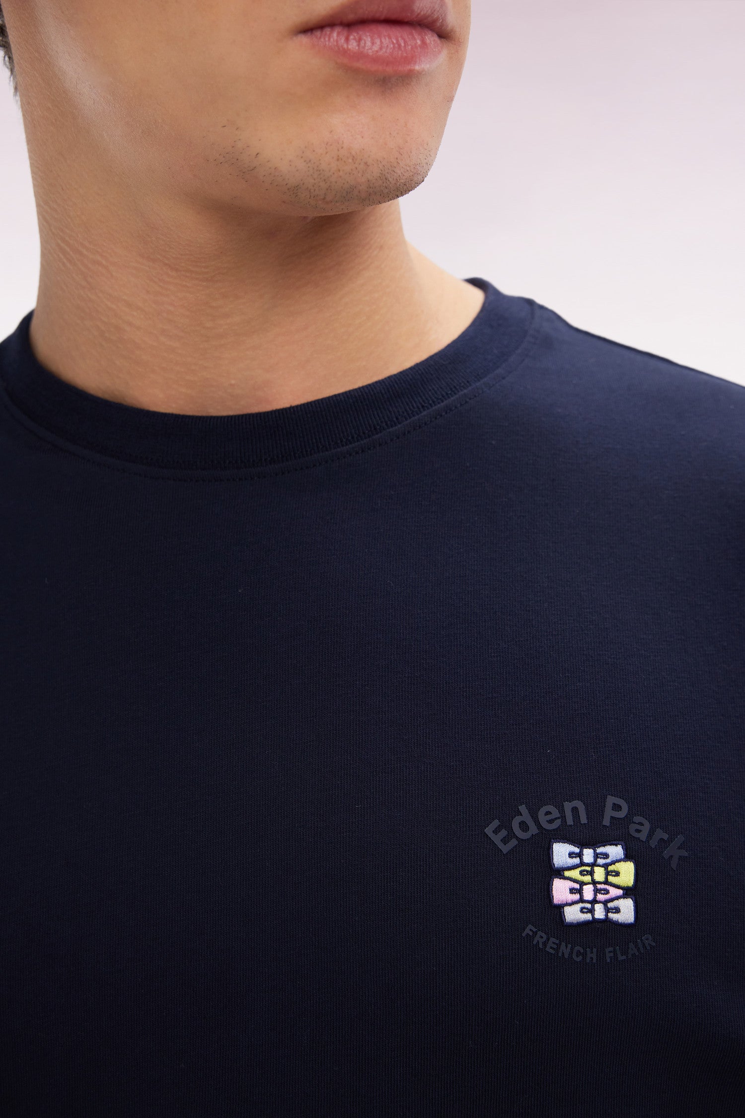T-shirt en coton marine broderie multicolore coupe décontractée