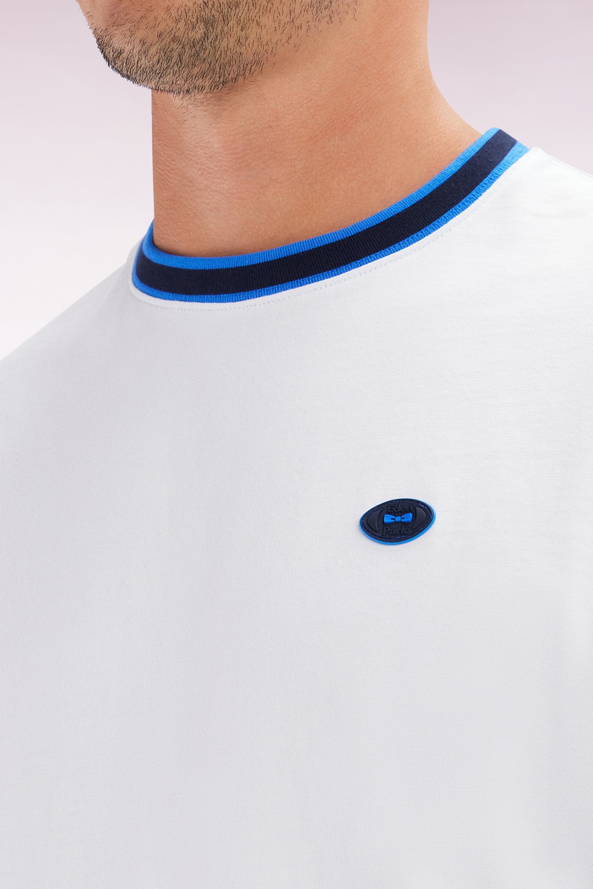 T-shirt en coton blanc à bords-côtes bleus coupe décontractée