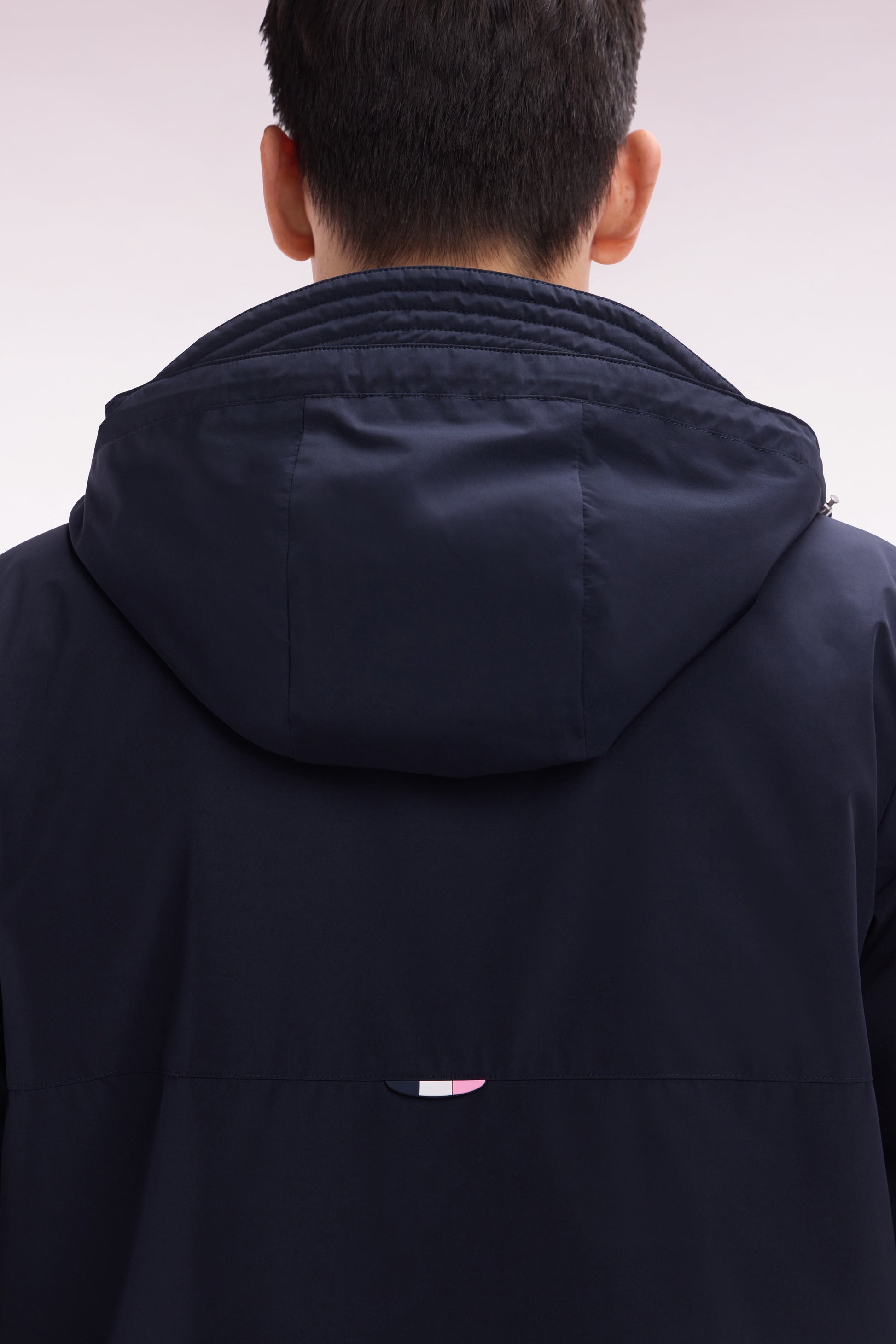 Coupe-vent à capuche en nylon à intérieur matelassé marine