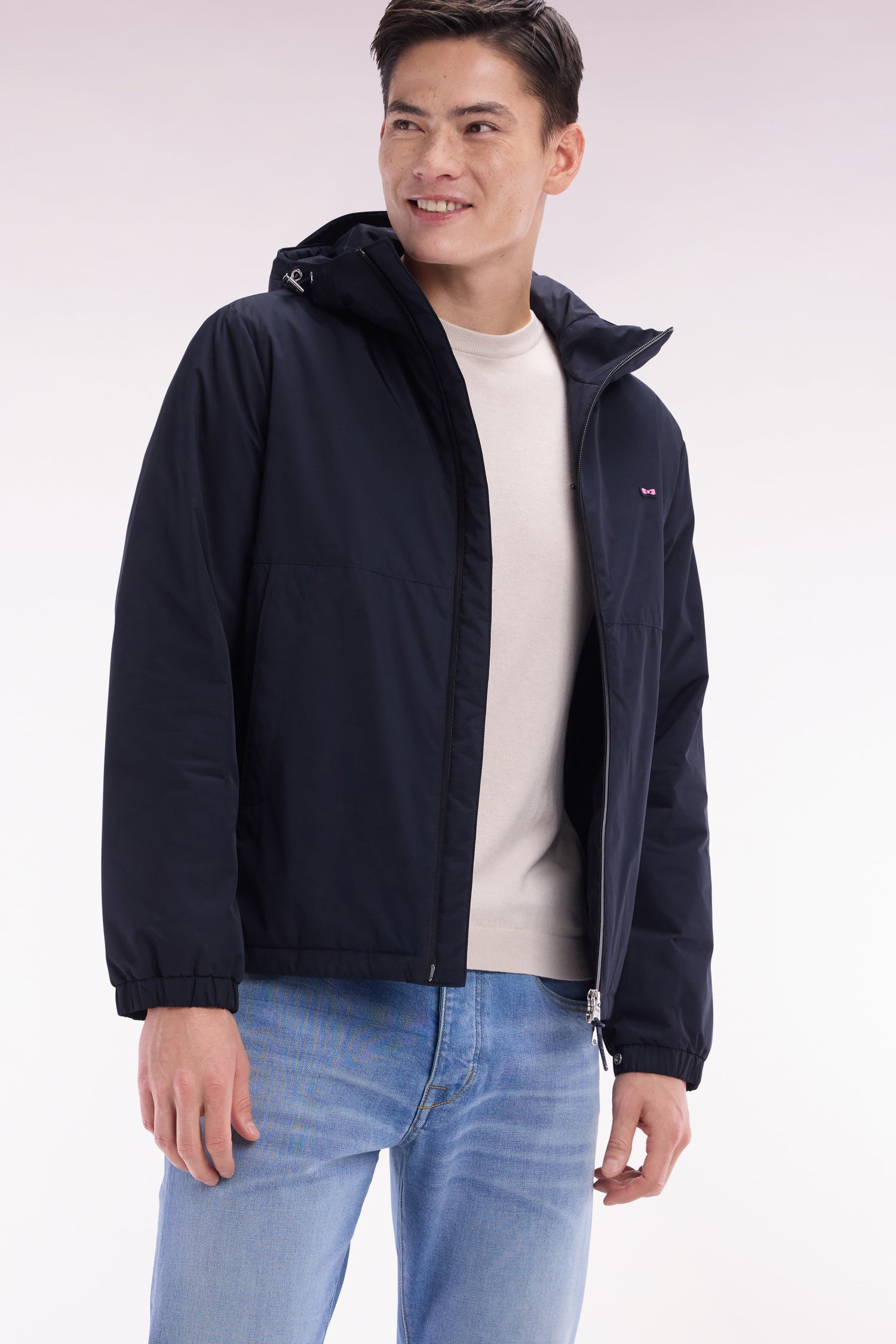 Coupe-vent à capuche en nylon à intérieur matelassé marine