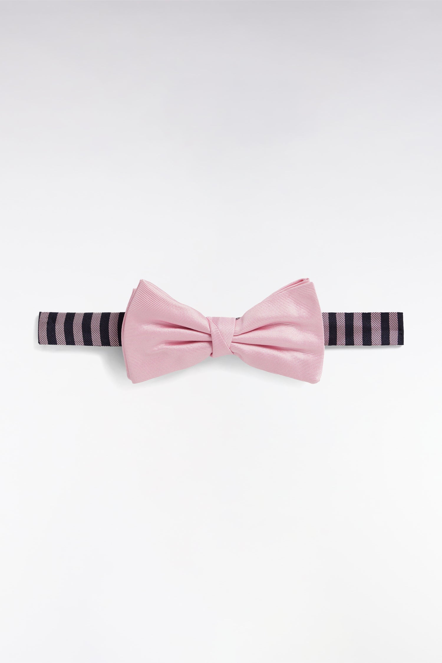 Noeud papillon en soie rose à collier rayé