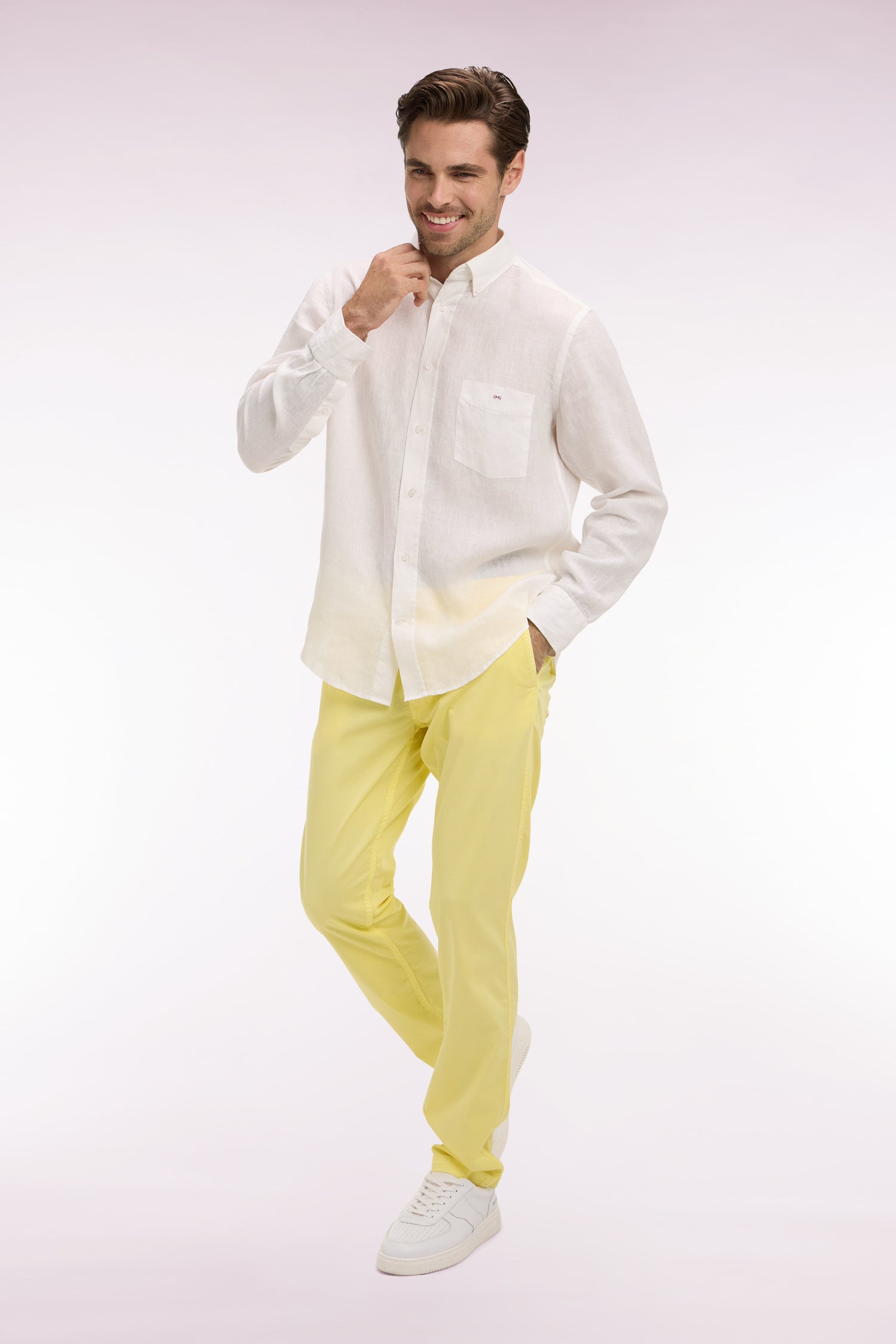 Pantalon chino regular en coton stretch jaune clair
