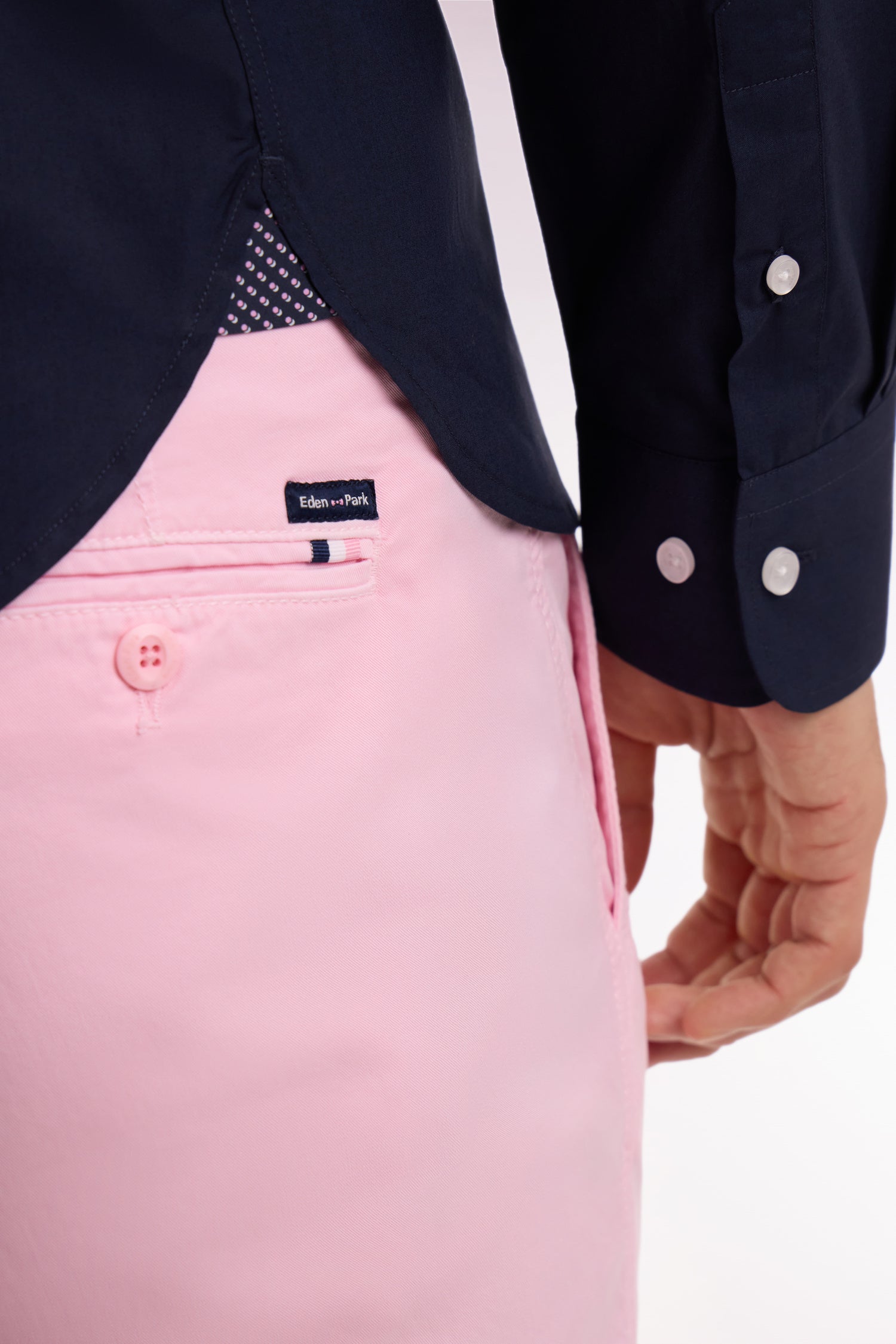 Pantalon chino regular en coton stretch rose