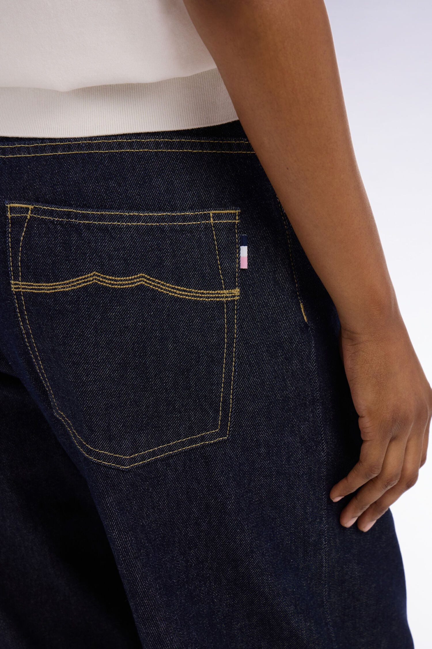 Jean en denim brut coupe droite large à revers cousu