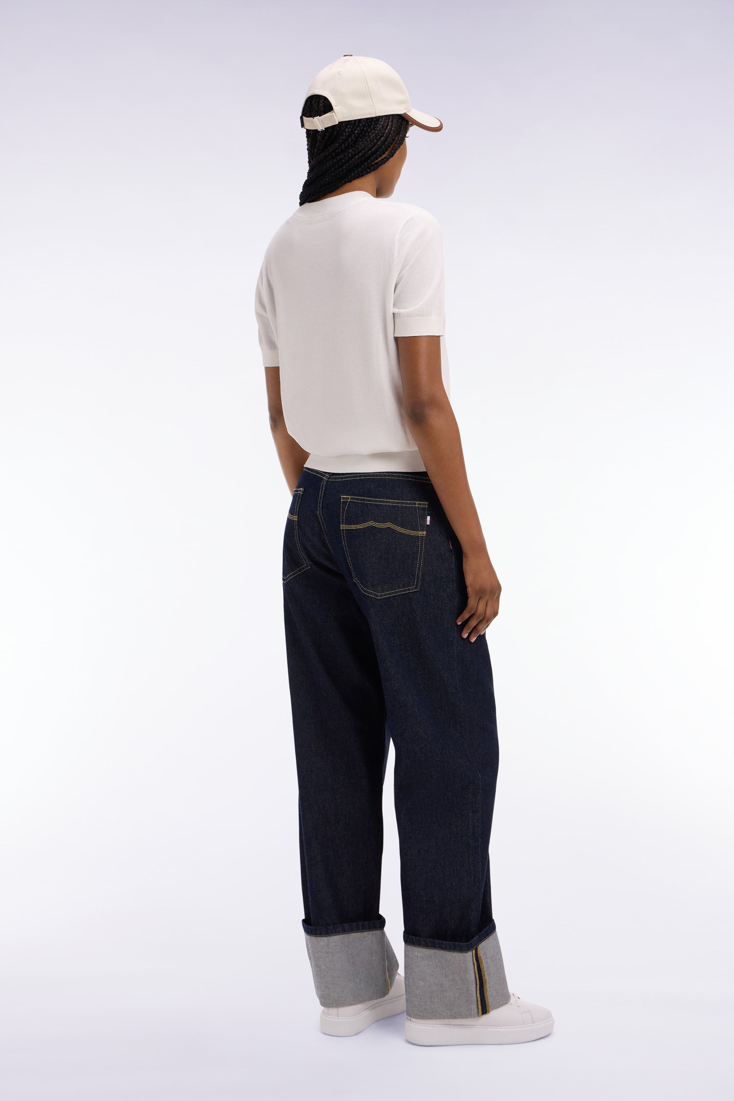Jean en denim brut coupe droite large à revers cousu