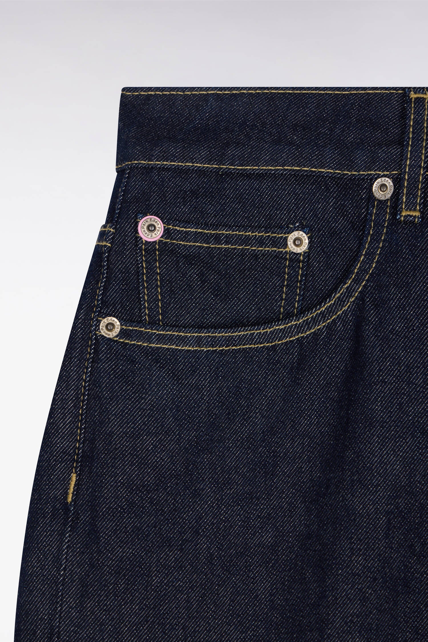Jean en denim brut coupe droite large à revers cousu