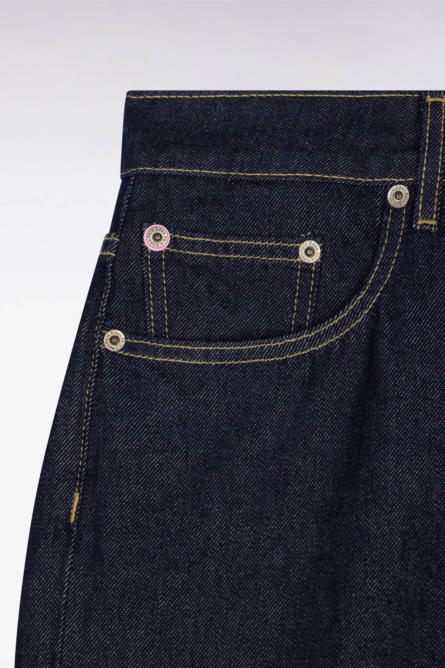 Jean en denim brut coupe droite large à revers cousu