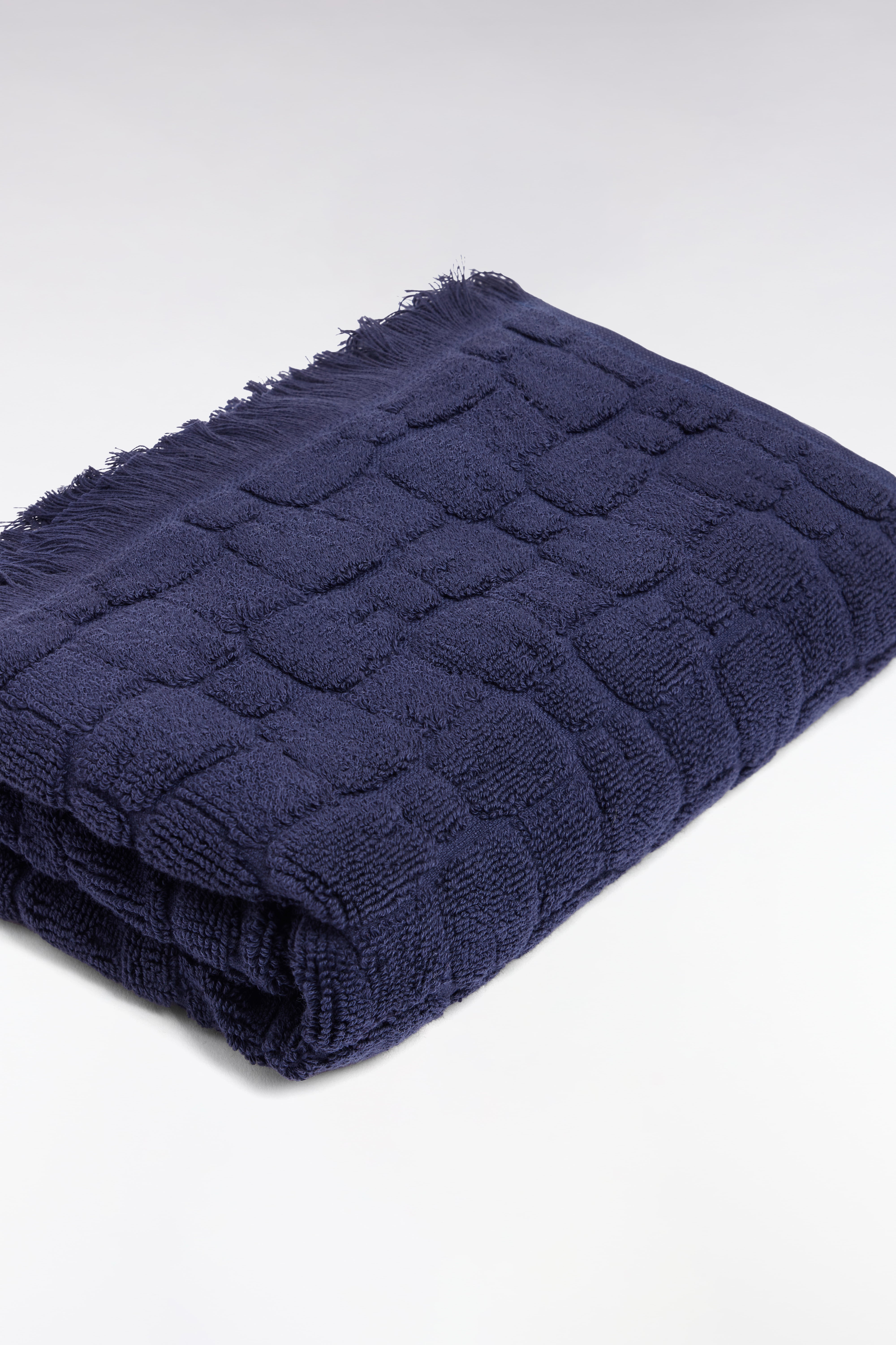 Serviette de toilette en coton marine à micromotifs nœuds papillon