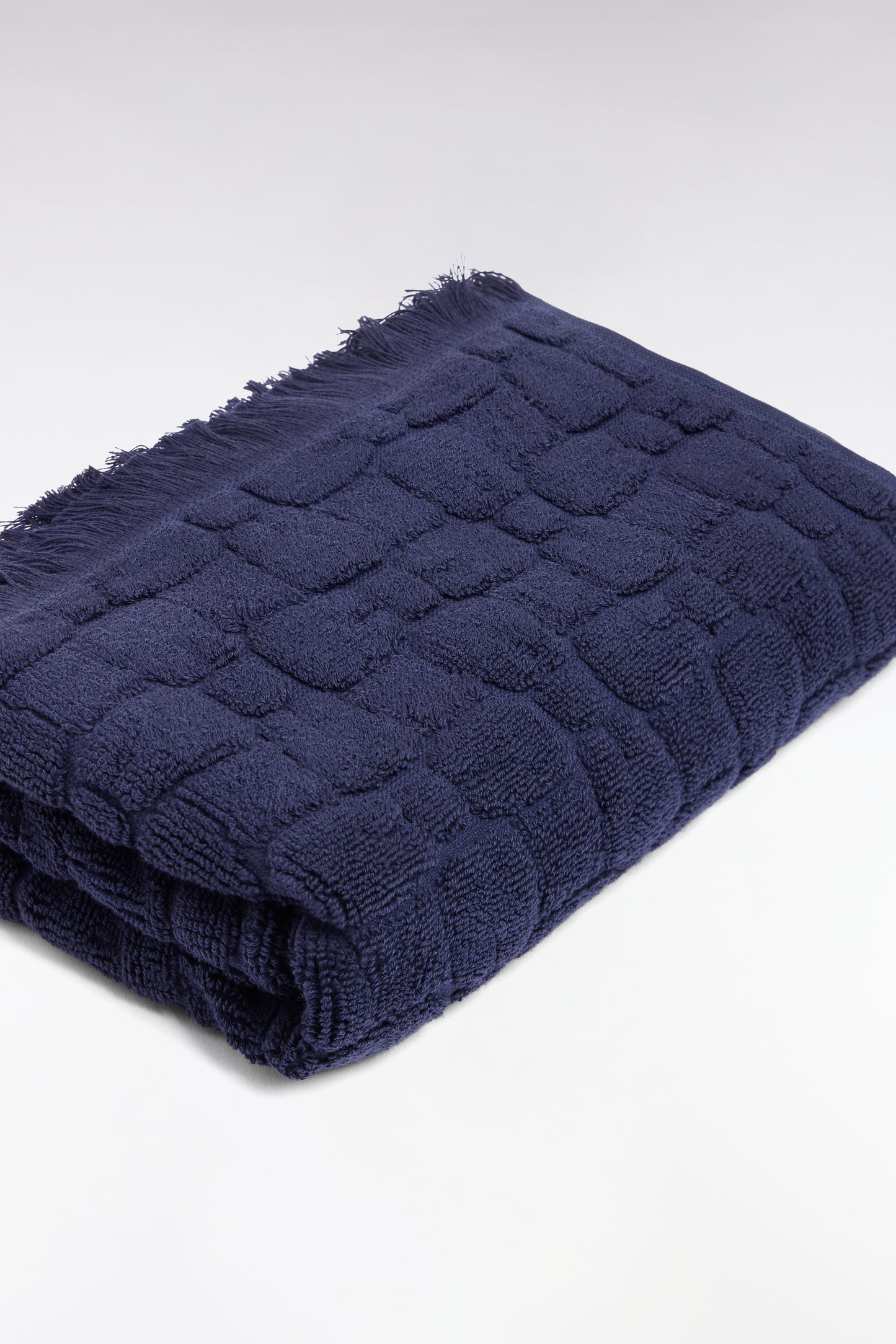 Serviette de toilette en coton marine à micromotifs nœuds papillon