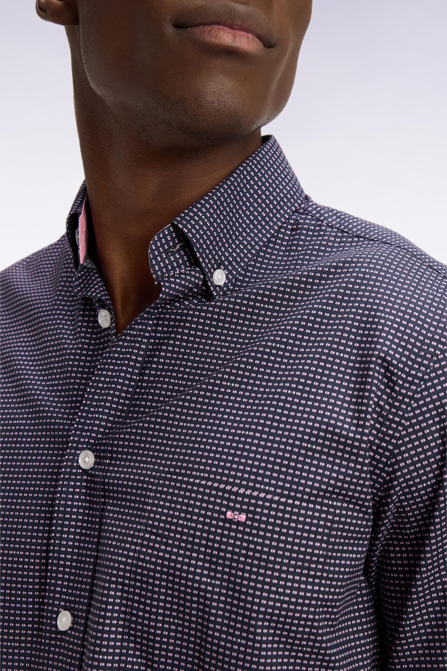 Chemise à manches courtes en coton marine à micromotifs roses