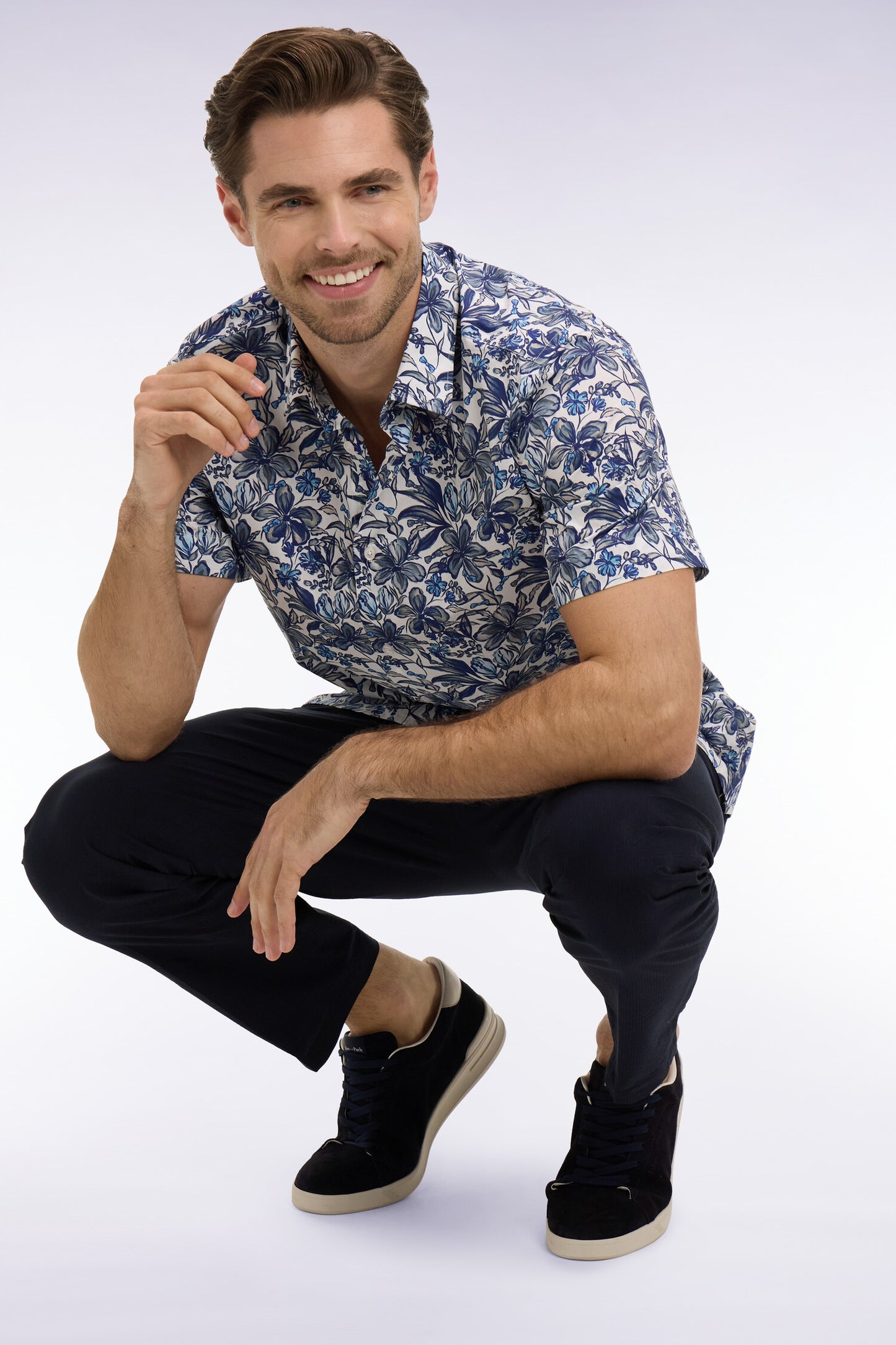 Short-sleeved shirt in navy cotton poplin with floral pattern