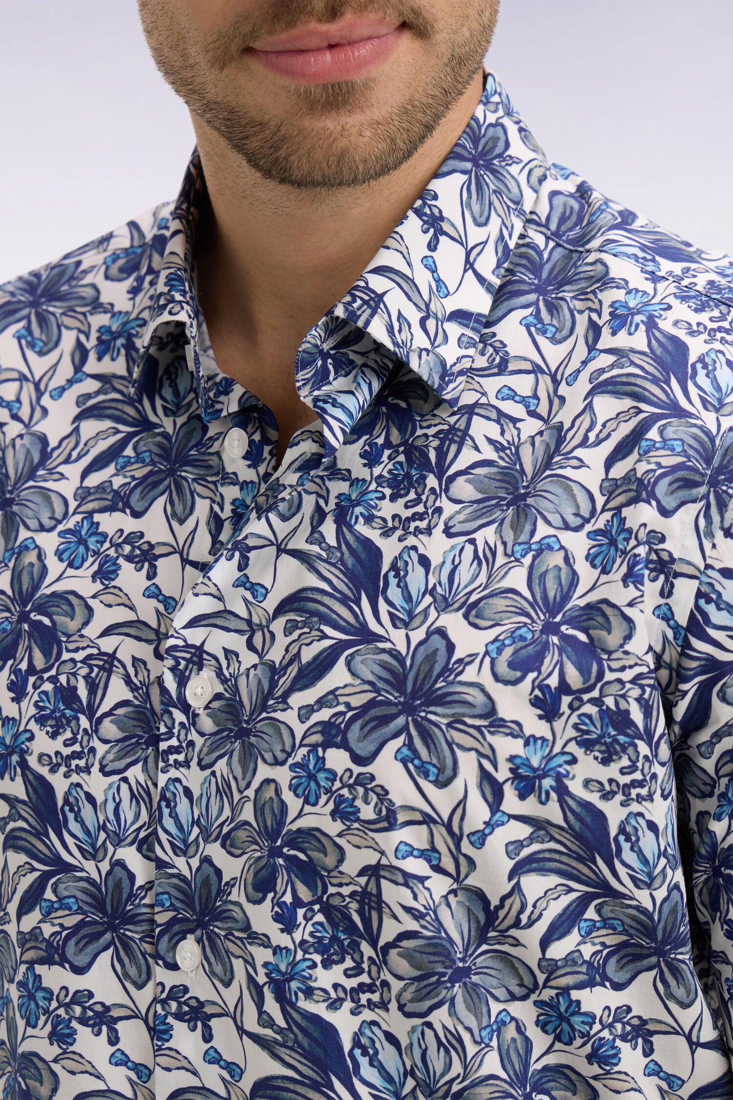Short-sleeved shirt in navy cotton poplin with floral pattern