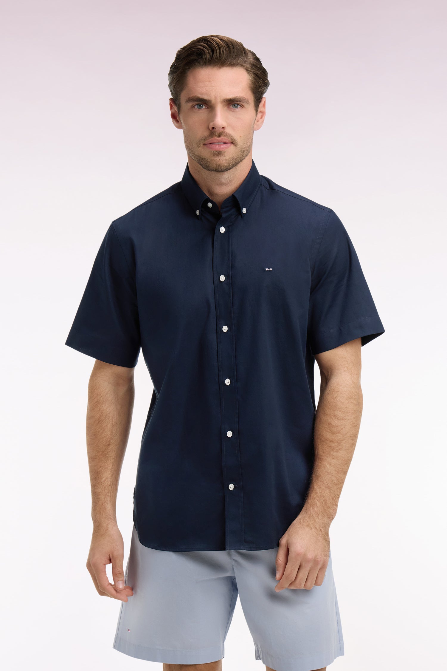 camisa de manga corta en algodón azul marino bordado en la espalda