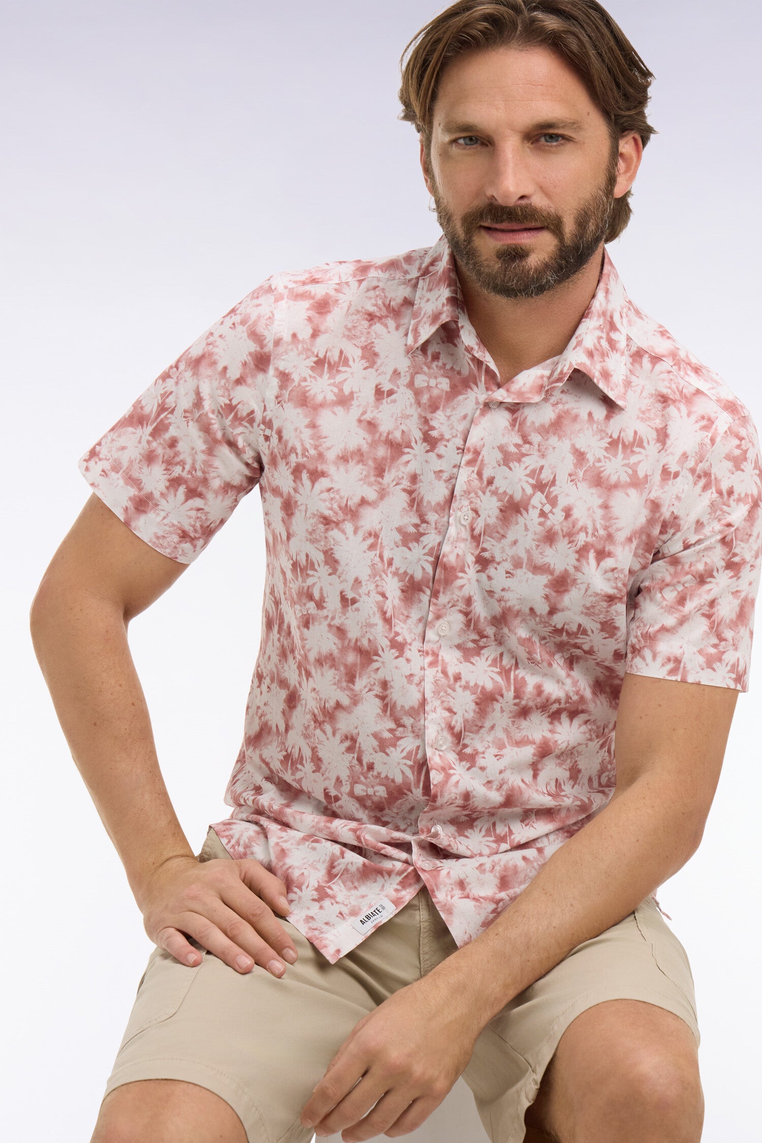 Chemise à manches courtes en popeline de coton à motif floral bordeaux coupe slim