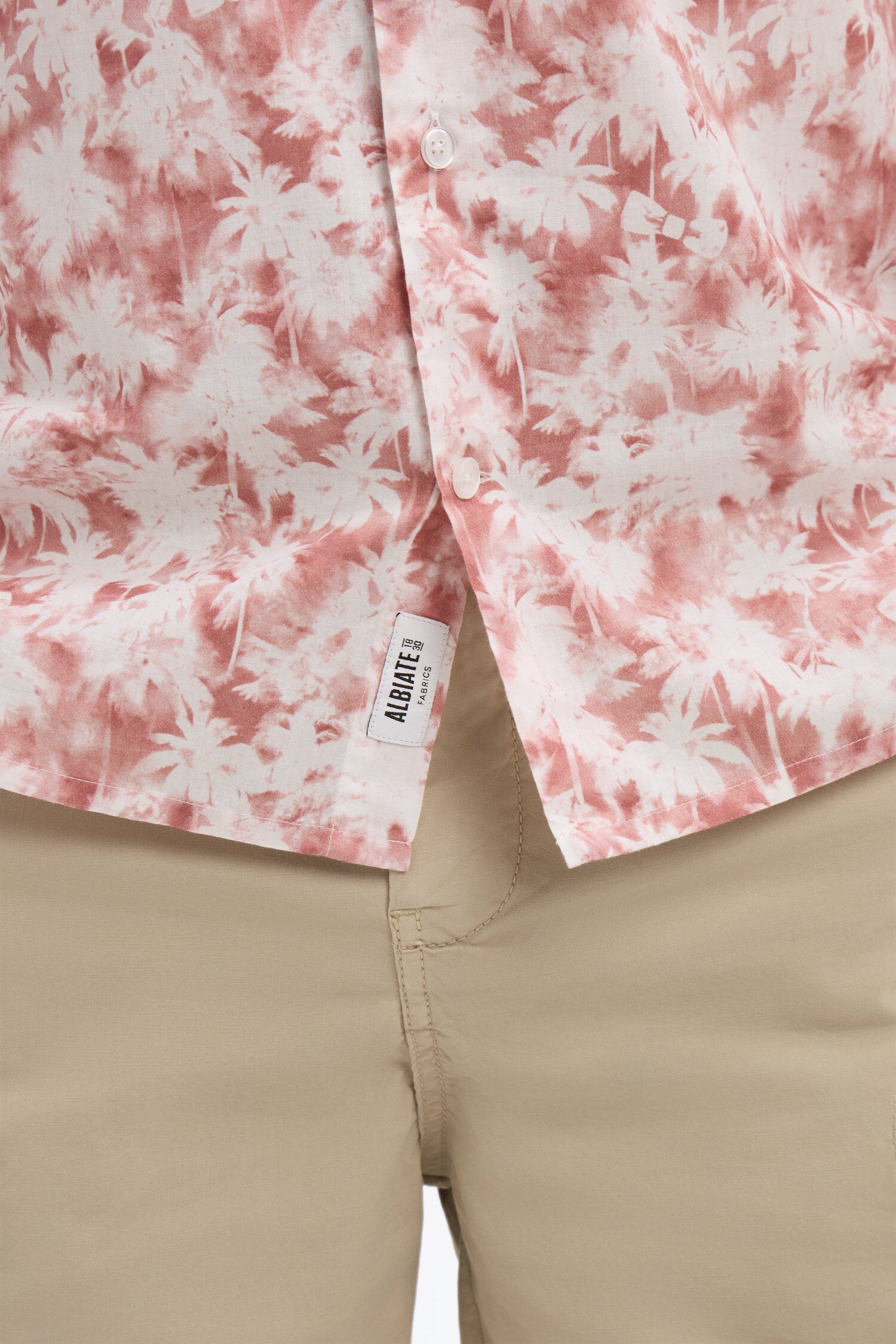 Chemise à manches courtes en popeline de coton à motif floral bordeaux coupe slim
