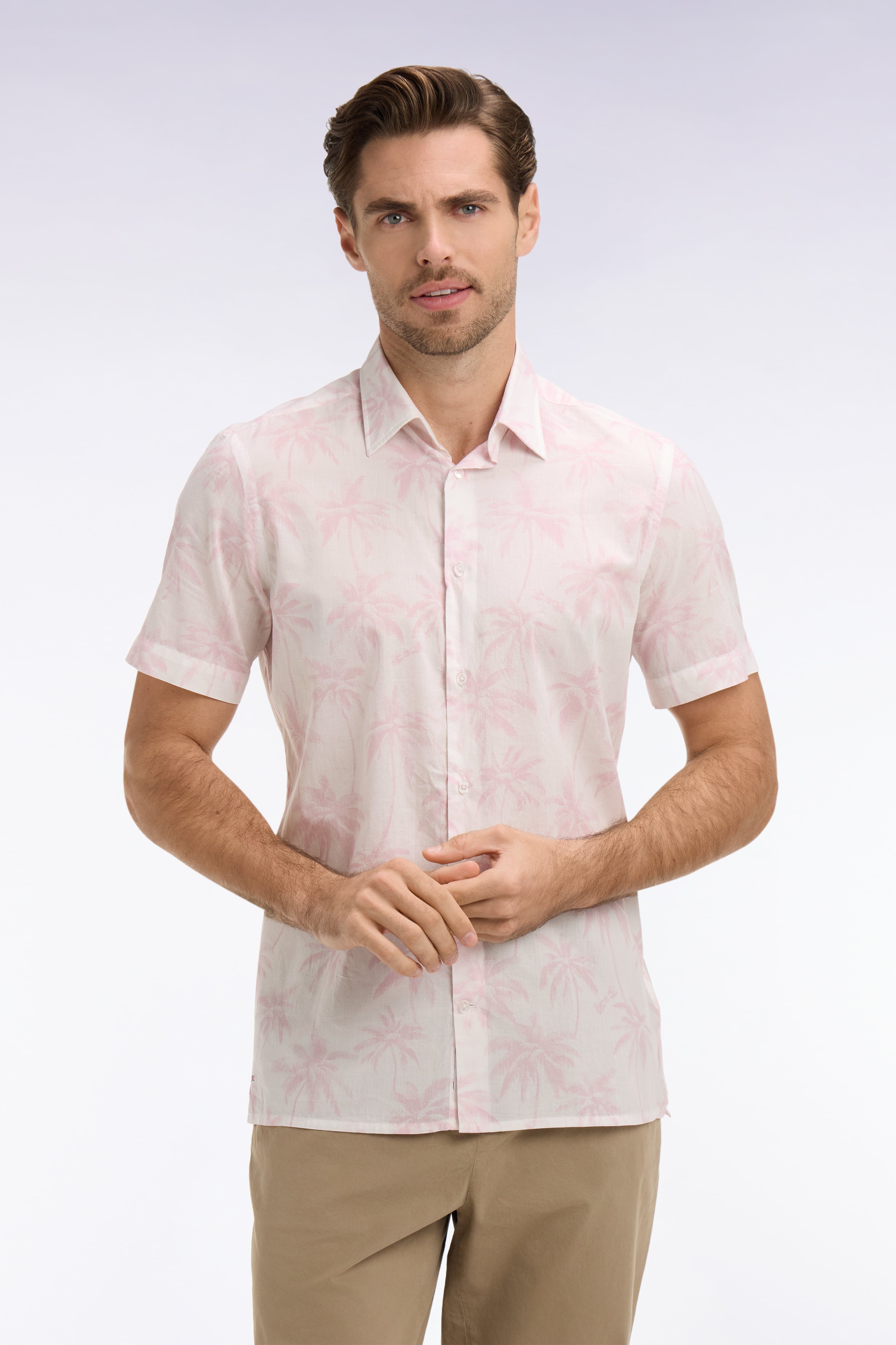 Chemise à manches courtes en coton rose imprimé palmiers coupe slim