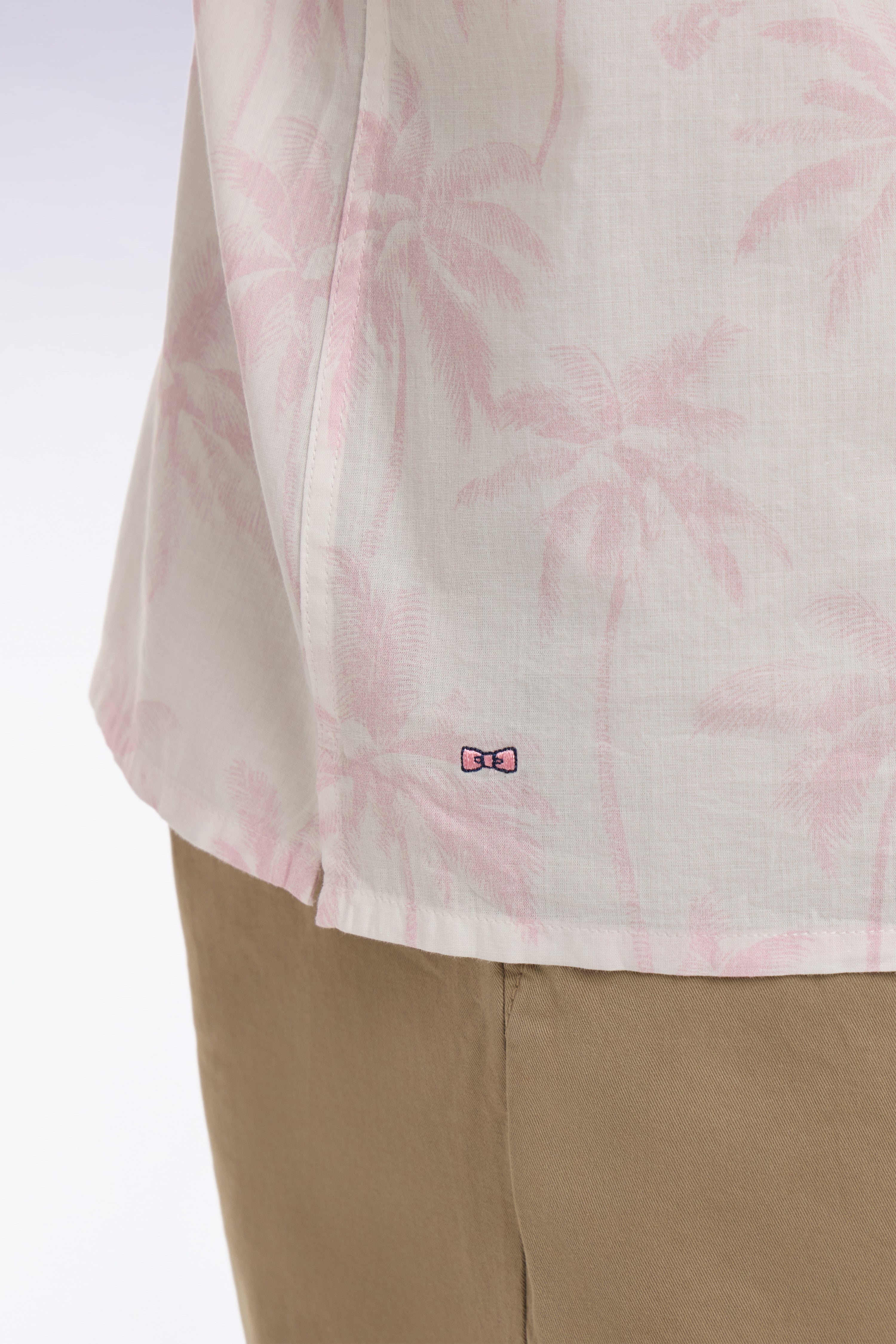 Chemise à manches courtes en coton rose imprimé palmiers coupe slim