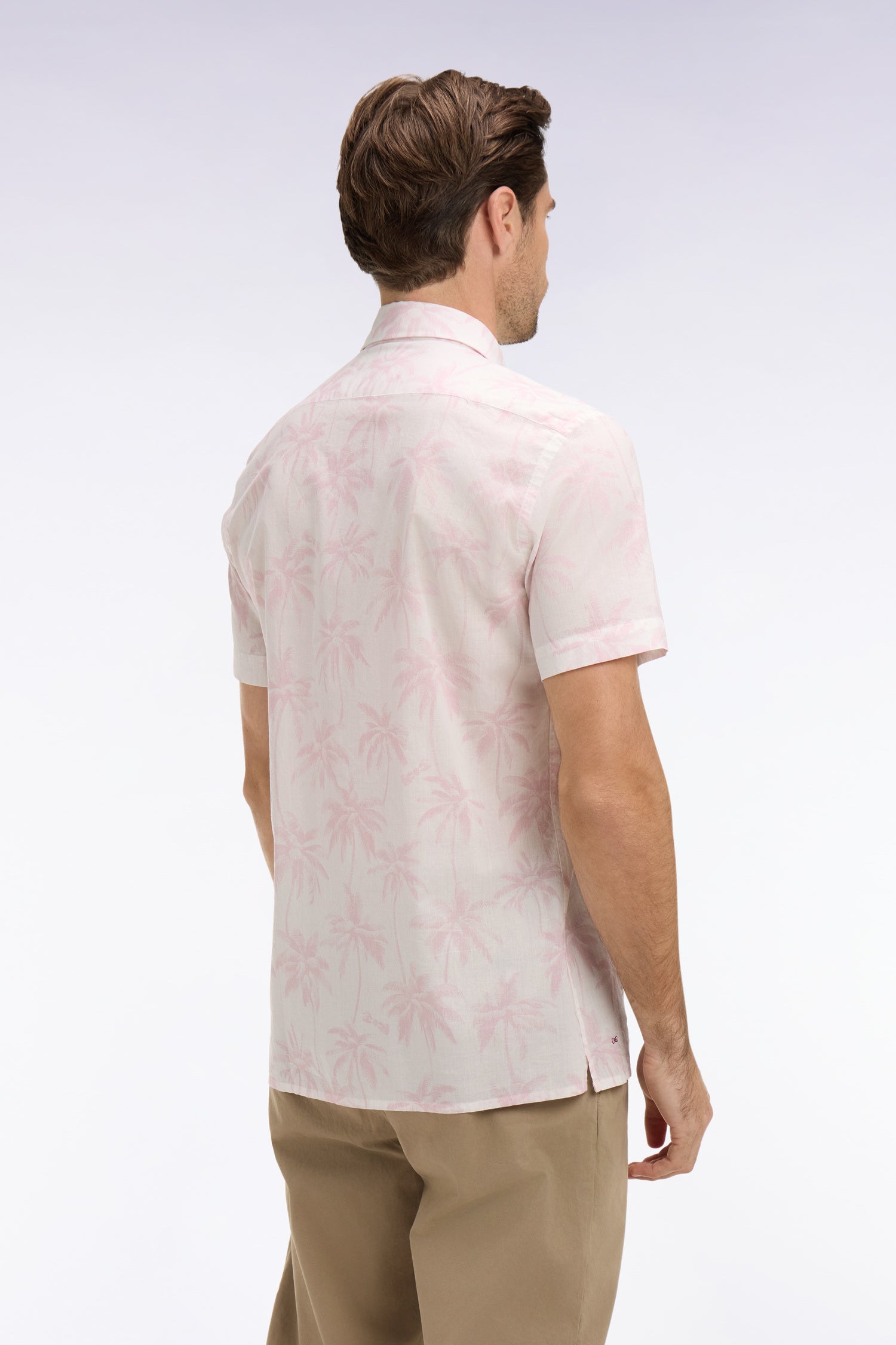 Chemise à manches courtes en coton rose imprimé palmiers coupe slim