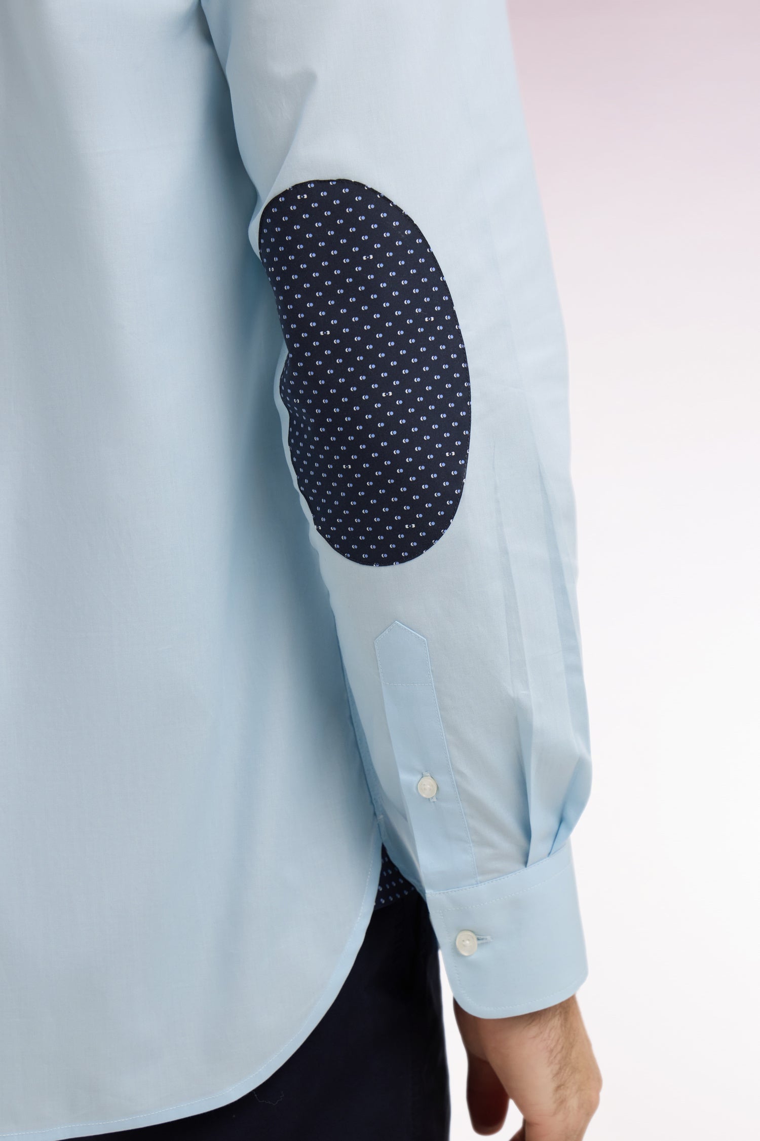 Chemise en coton bleu ciel à coudières imprimées