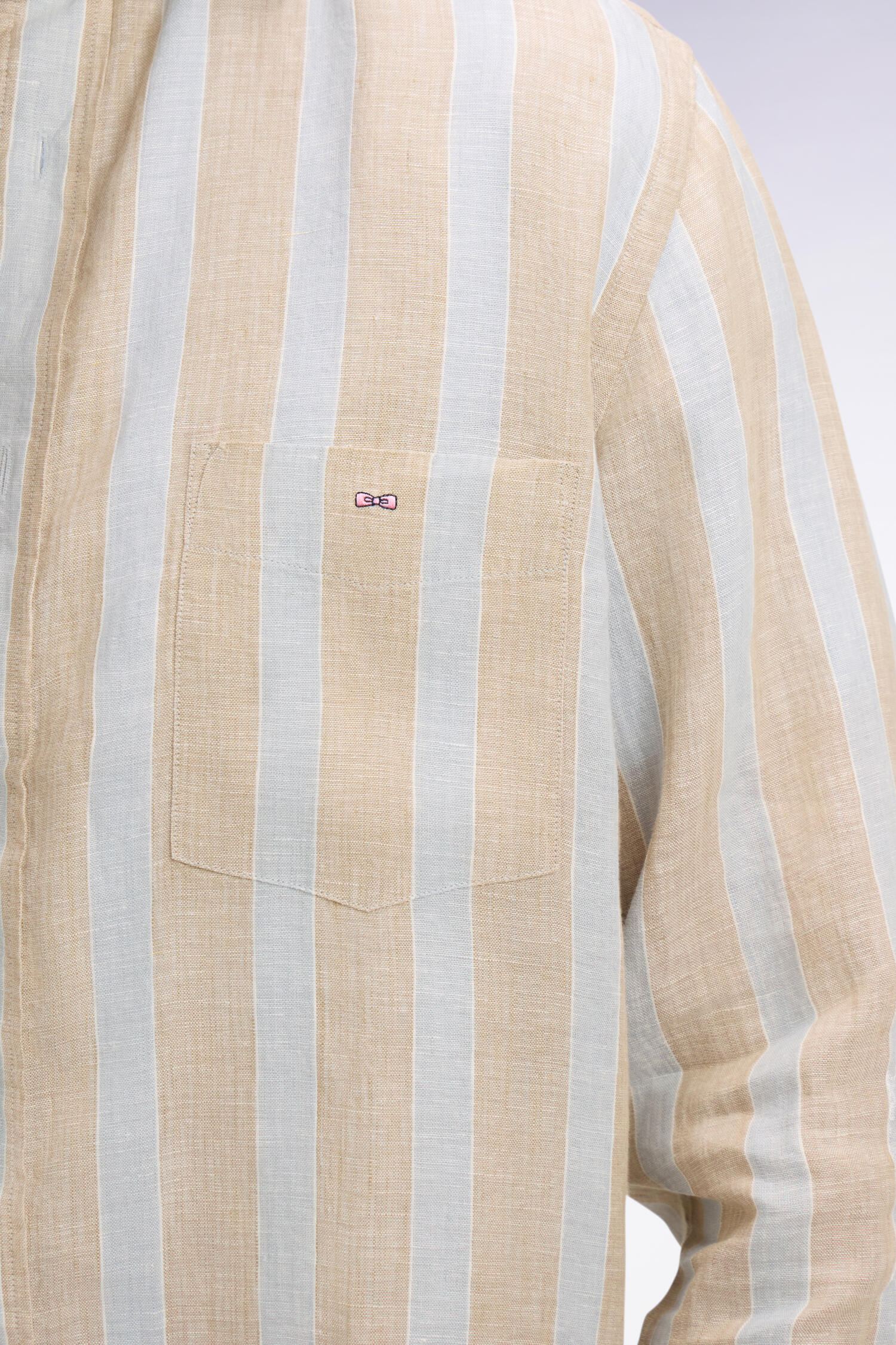 Chemise en lin gris clair à rayures bâtons