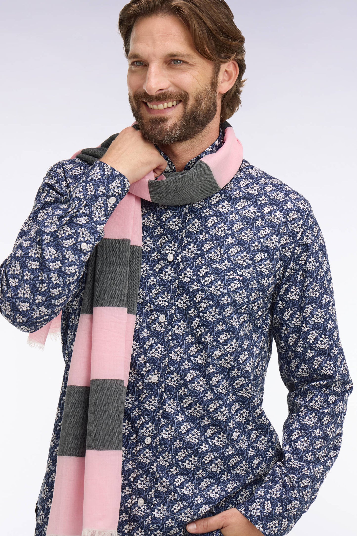 Chemise en popeline de coton bleu à motif floral coupe regular